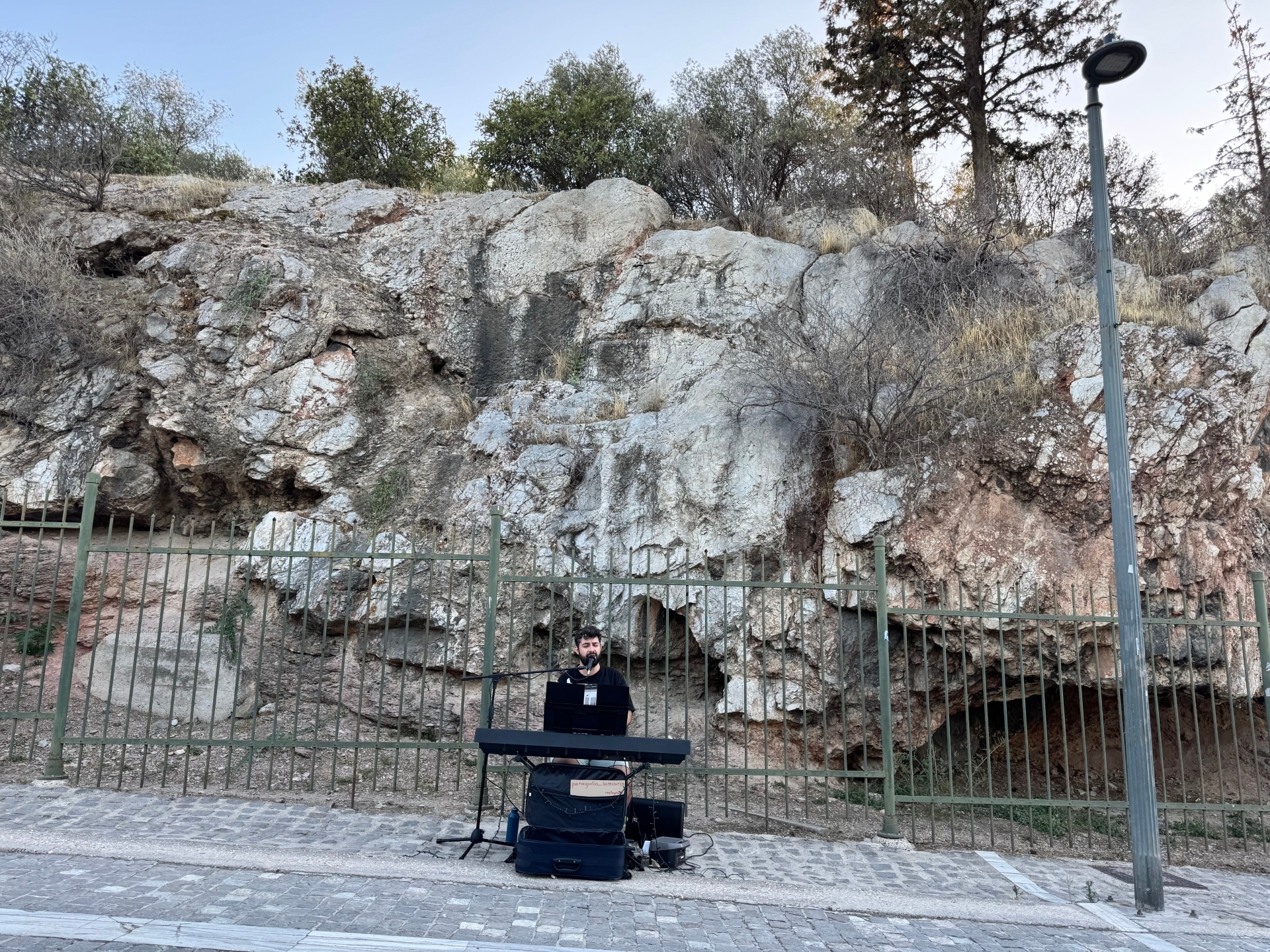 Οι μουσικοί του δρόμου που φτιάχνουν το soundtrack της Αθήνας