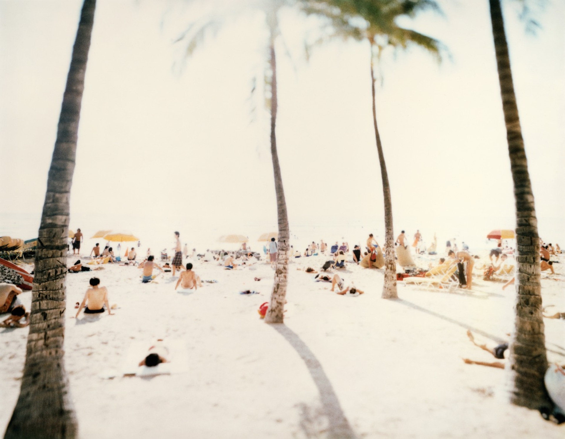 polaroid φωτογραφια με κοσμο στην παραλια 