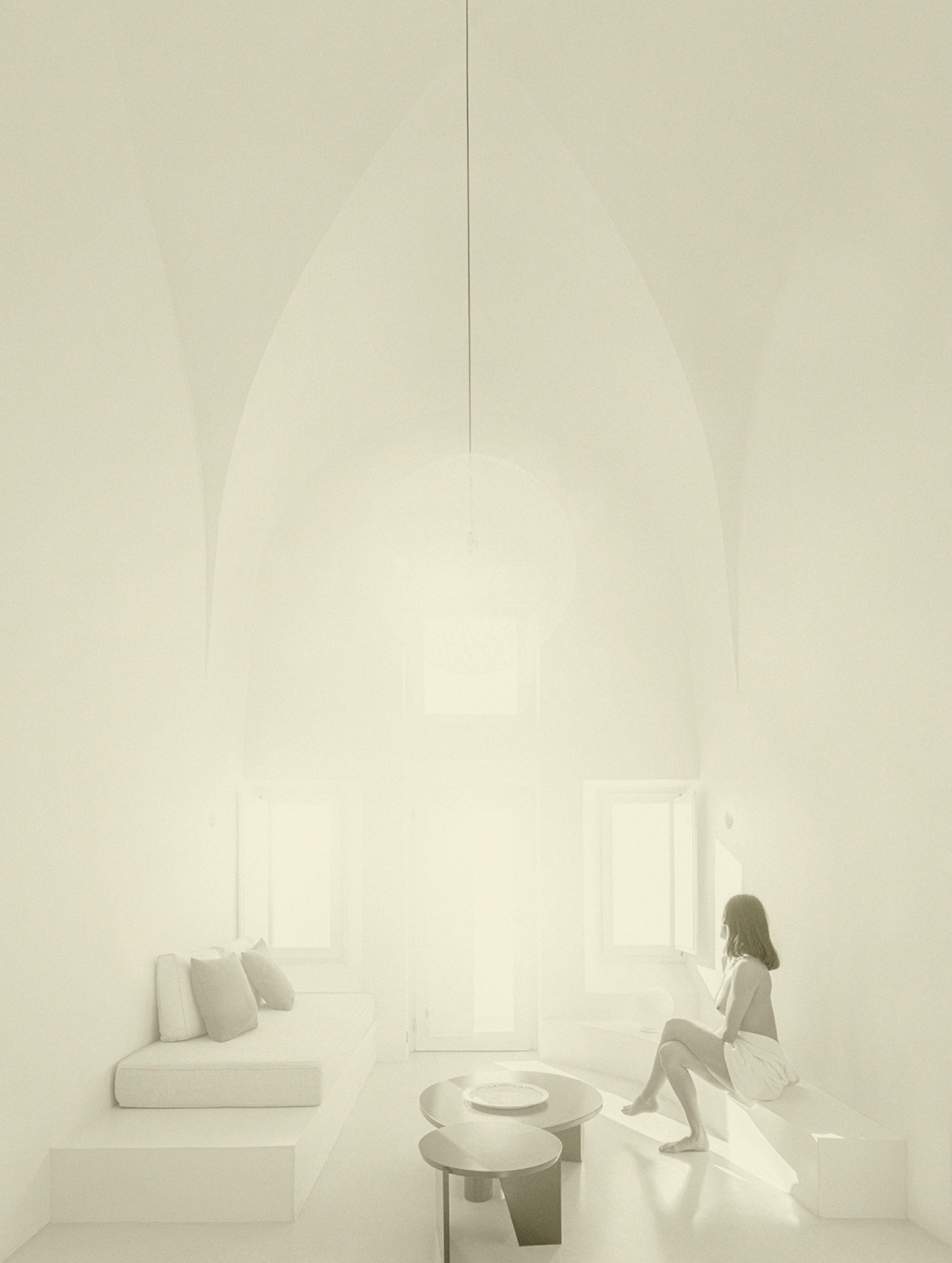 Γυναίκα που κάθεται γυμνή στο δωμάτιό της