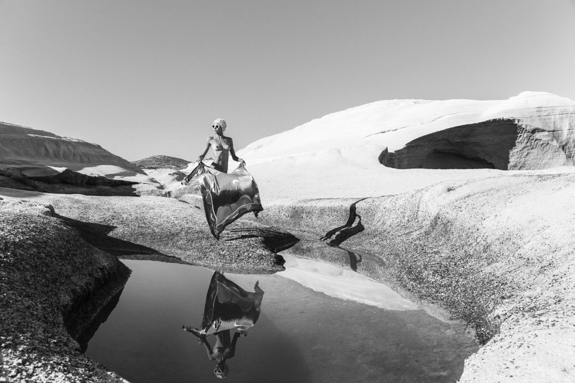 γυναίκα ημίγυμνη στην παραλία, ασπρόμαυρη φωτογραφία