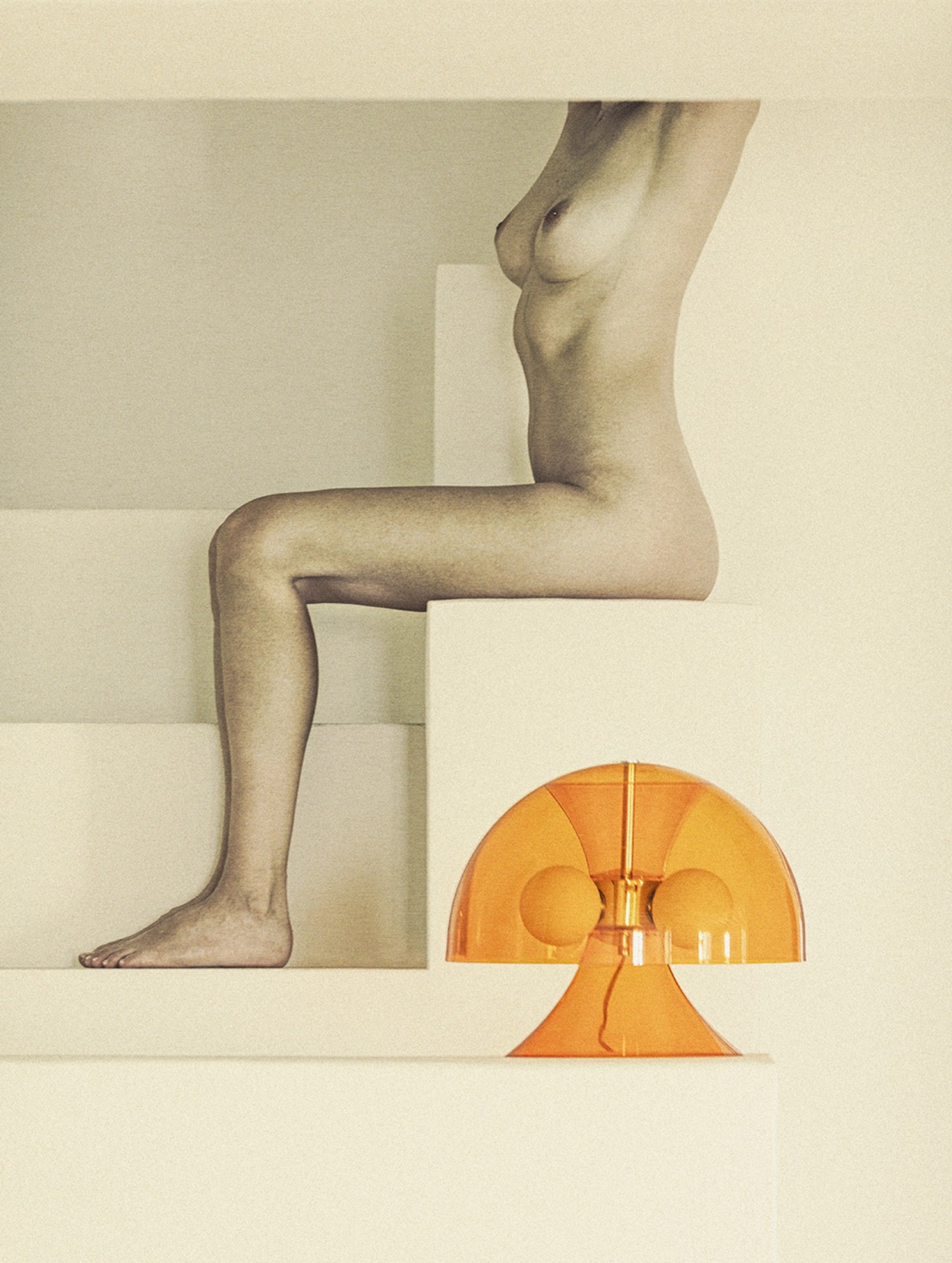 κοπέλα γυμνή που κάθεται προφίλ σε σκάλα