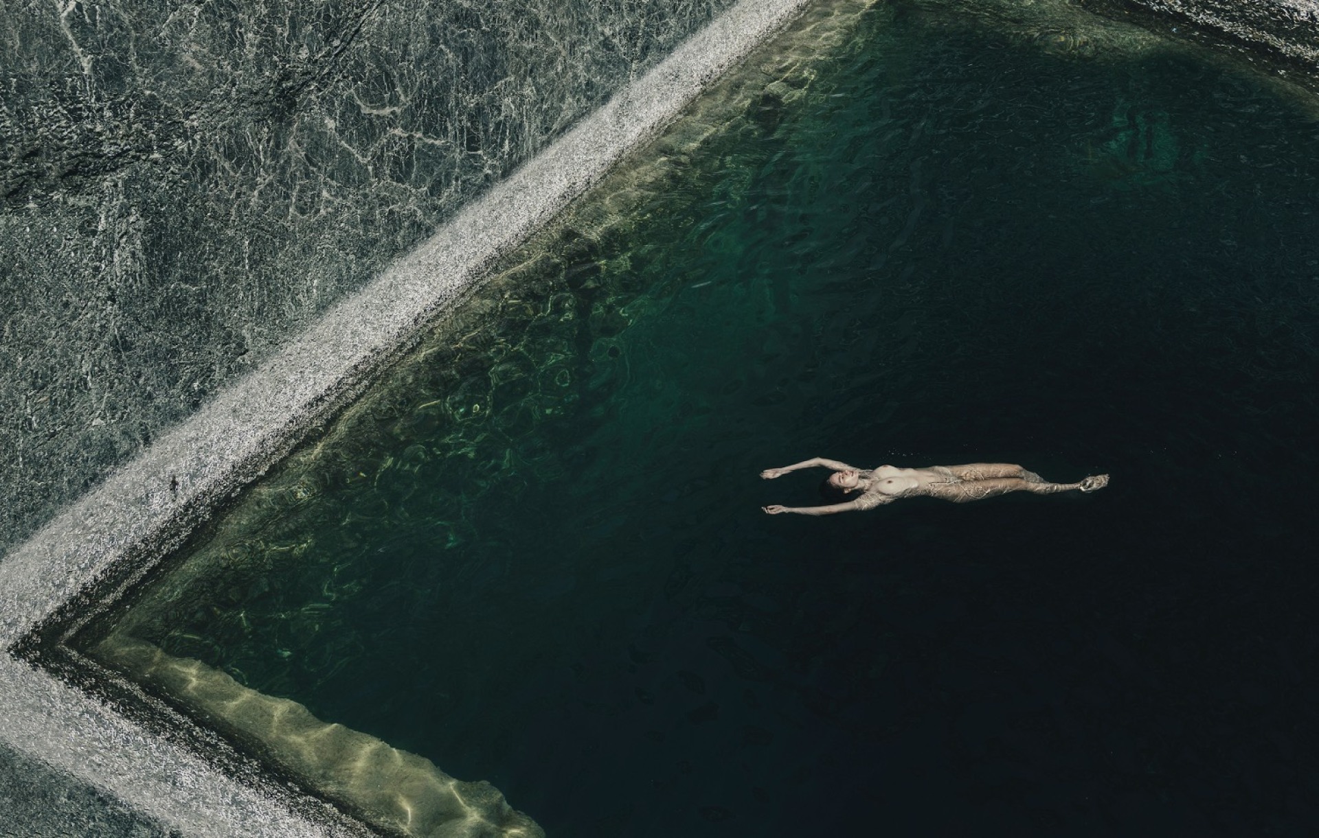 γυναίκα που κολυμπάει γυμνή 