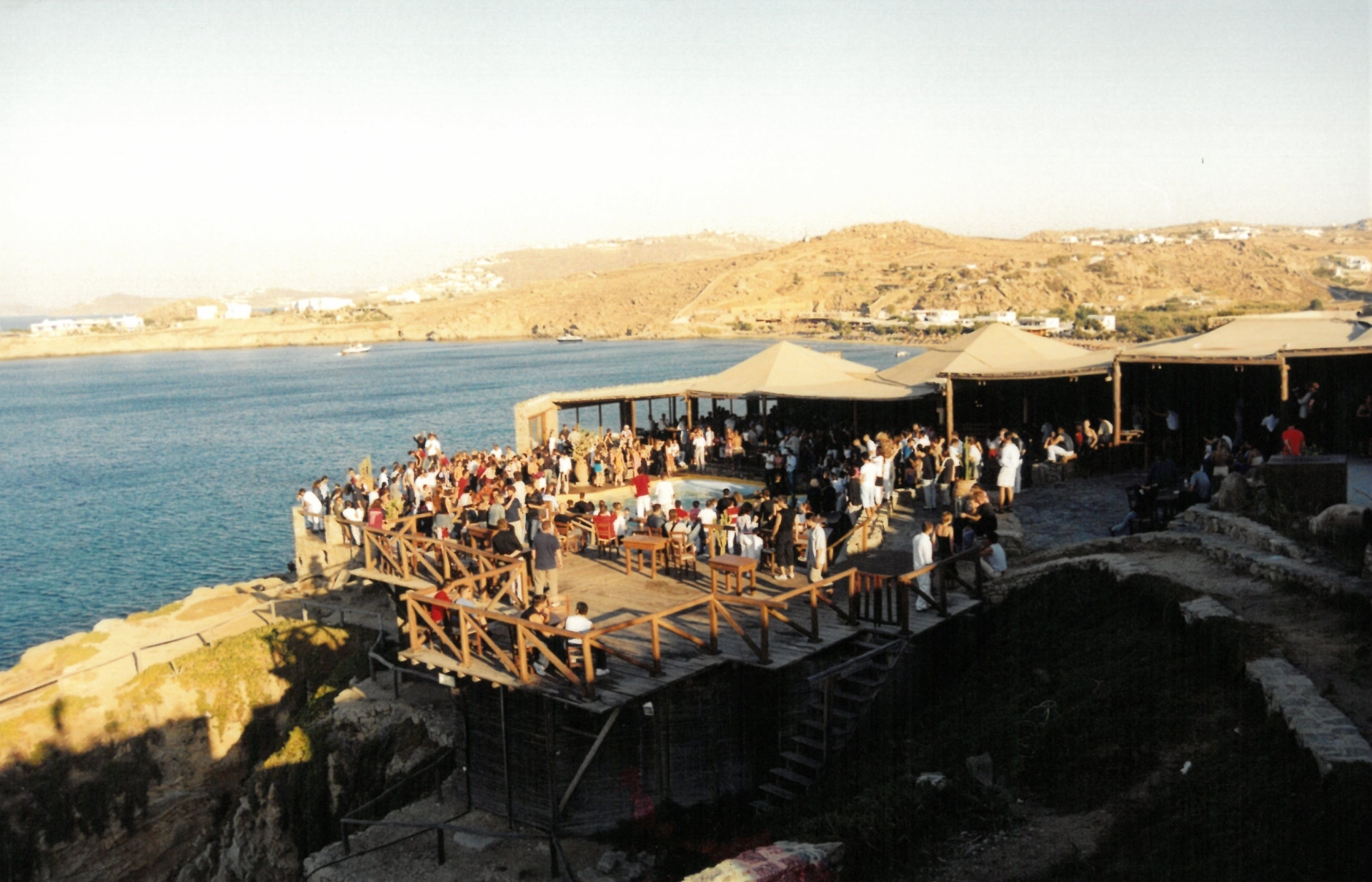 Cavo Paradiso: Το ντοκιμαντέρ του Αντώνη Θεοχάρη Κιούκα για το παγκοσμίως φημισμένο club της Μυκόνου και τα 30 χρόνια ιστορίας του - Τι λέει ο σκηνοθέτης και οι δημιουργοί του