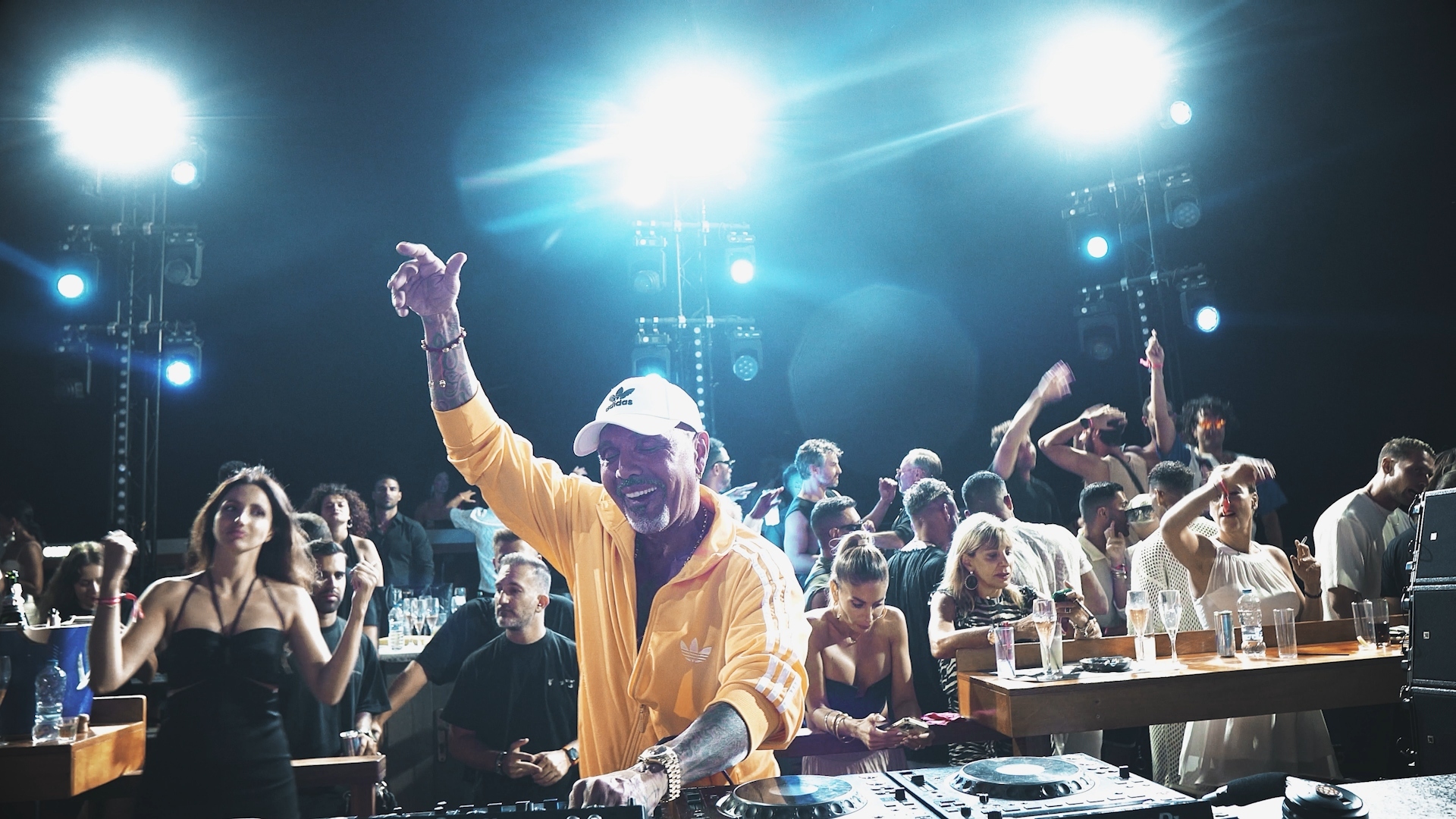 Cavo Paradiso: Το ντοκιμαντέρ του Αντώνη Θεοχάρη Κιούκα για το παγκοσμίως φημισμένο club της Μυκόνου και τα 30 χρόνια ιστορίας του - Τι λέει ο σκηνοθέτης και οι δημιουργοί του