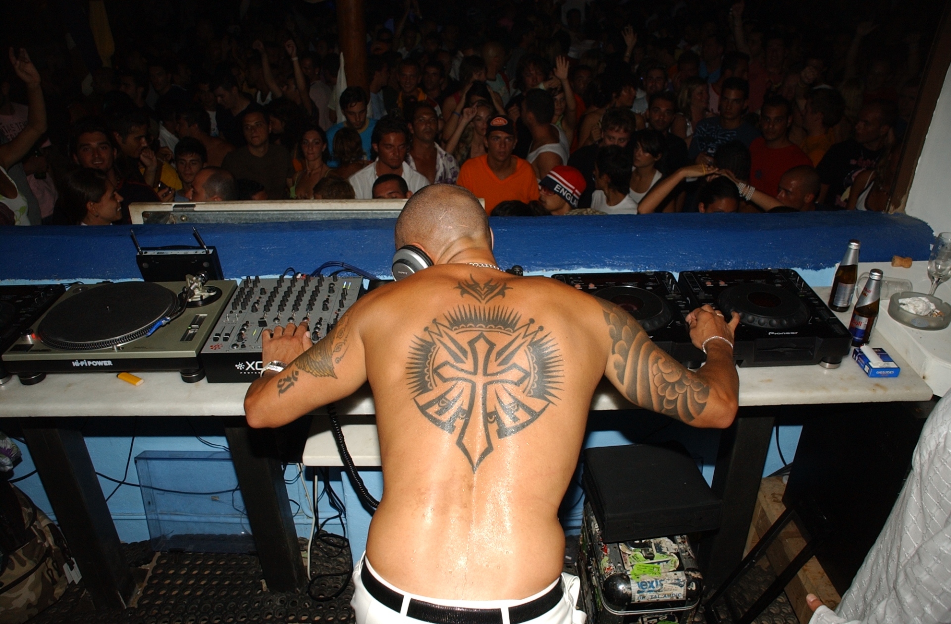 Cavo Paradiso: Τα 30 χρόνια του ιστορικού club της Μυκόνου στο ντοκιμαντέρ του Αντώνη Θεοχάρη Κιούκα