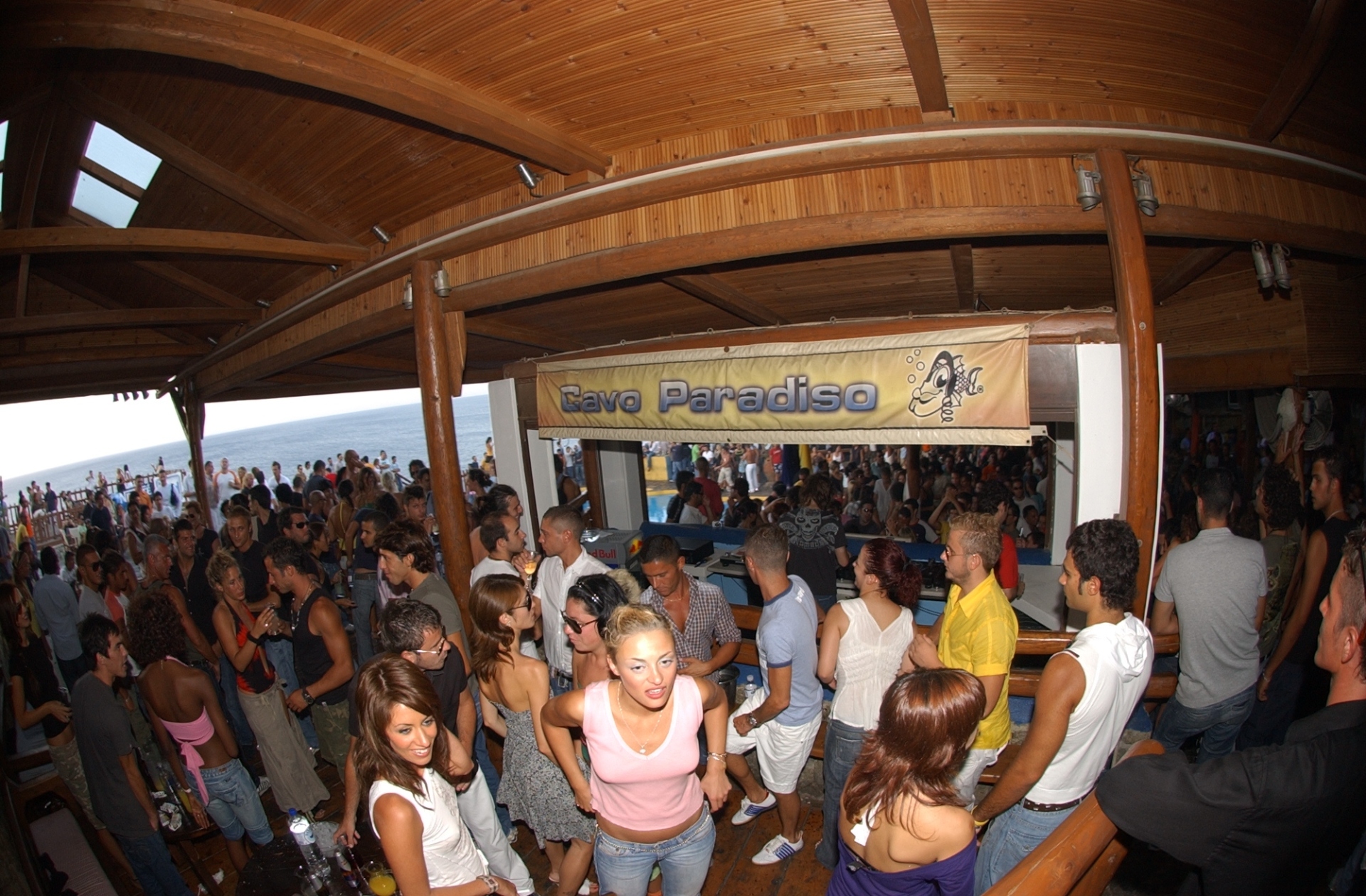 Cavo Paradiso: Τα 30 χρόνια του ιστορικού club της Μυκόνου στο ντοκιμαντέρ του Αντώνη Θεοχάρη Κιούκα