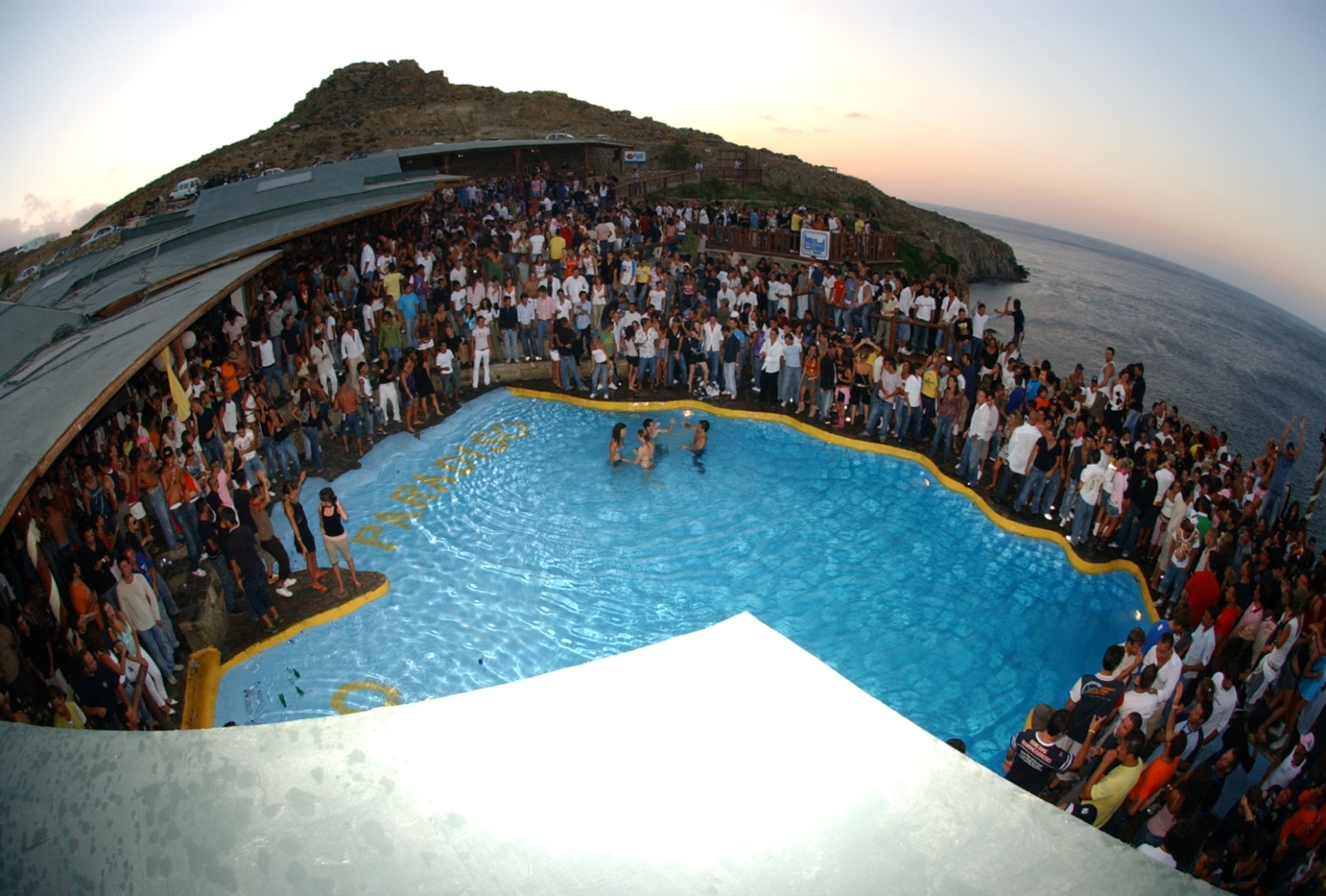 Cavo Paradiso: Το ντοκιμαντέρ του Αντώνη Θεοχάρη Κιούκα για το παγκοσμίως φημισμένο club της Μυκόνου και τα 30 χρόνια ιστορίας του - Τι λέει ο σκηνοθέτης και οι δημιουργοί του