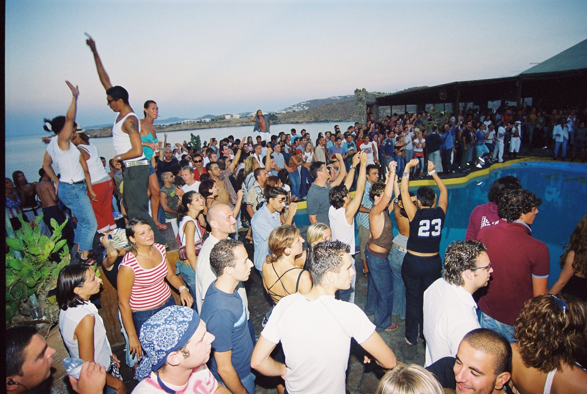 Cavo Paradiso: Το ντοκιμαντέρ του Αντώνη Θεοχάρη Κιούκα για το παγκοσμίως φημισμένο club της Μυκόνου και τα 30 χρόνια ιστορίας του - Τι λέει ο σκηνοθέτης και οι δημιουργοί του