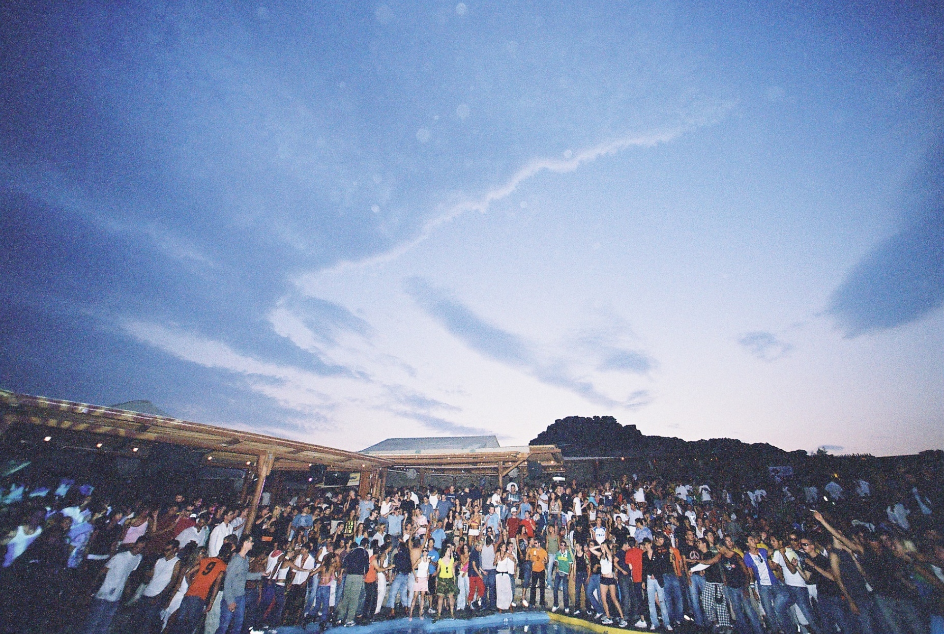 Cavo Paradiso: Τα 30 χρόνια του ιστορικού club της Μυκόνου στο ντοκιμαντέρ του Αντώνη Θεοχάρη Κιούκα