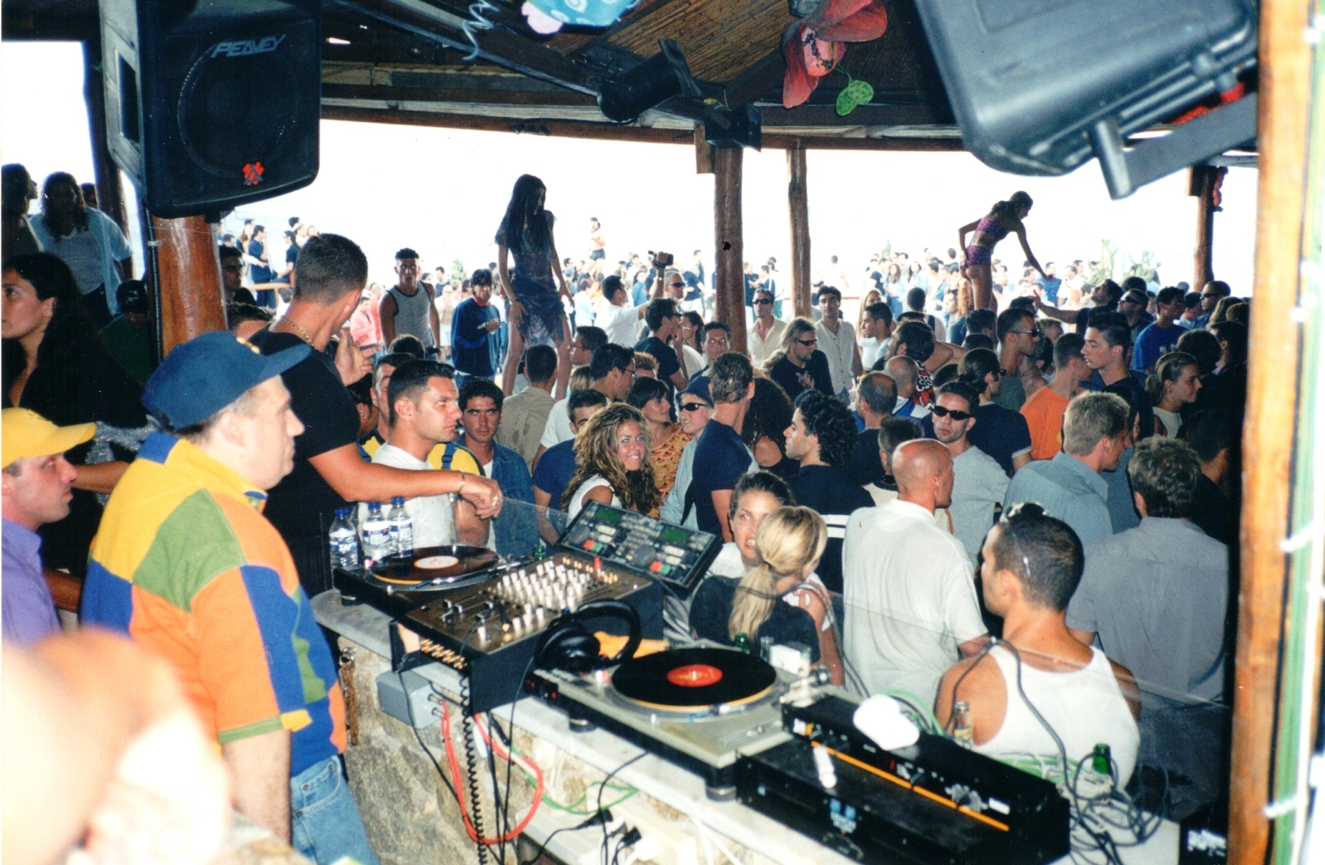 Cavo Paradiso: Το ντοκιμαντέρ του Αντώνη Θεοχάρη Κιούκα για το παγκοσμίως φημισμένο club της Μυκόνου και τα 30 χρόνια ιστορίας του - Τι λέει ο σκηνοθέτης και οι δημιουργοί του