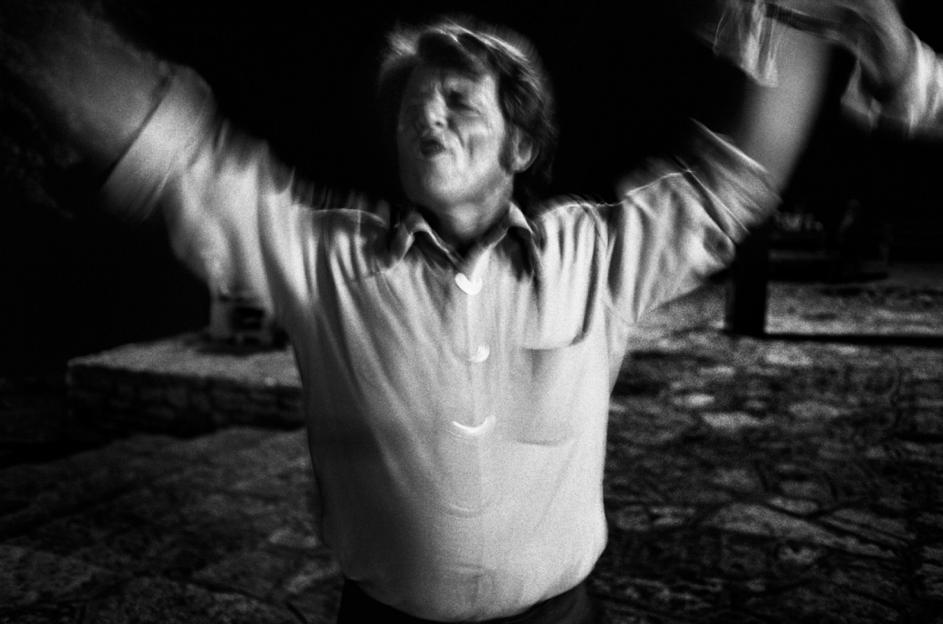 άντρας που χορεύει και τραγουδάει