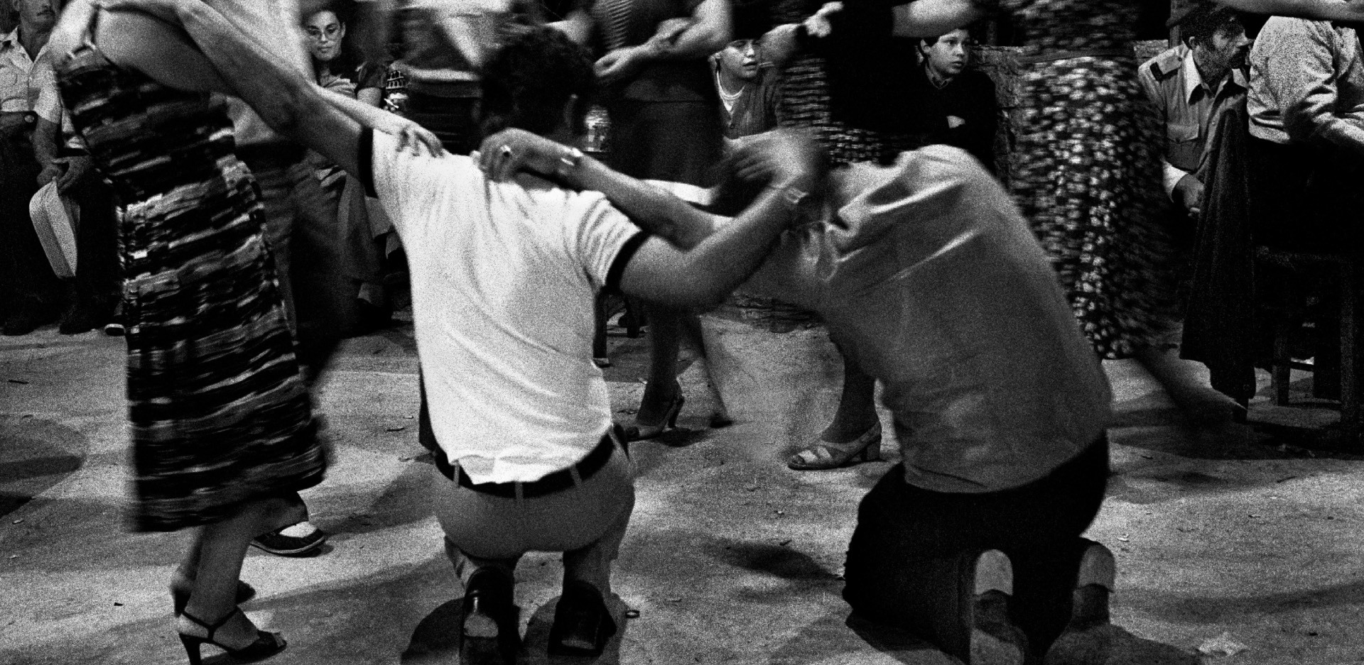 γυναίκες και άντρες χορεύουν σε πανηγύρι του χωριού 