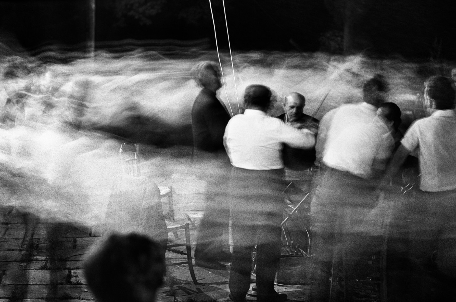 άντρες που παίζουν μουσική στο πανηγύρι του χωριού