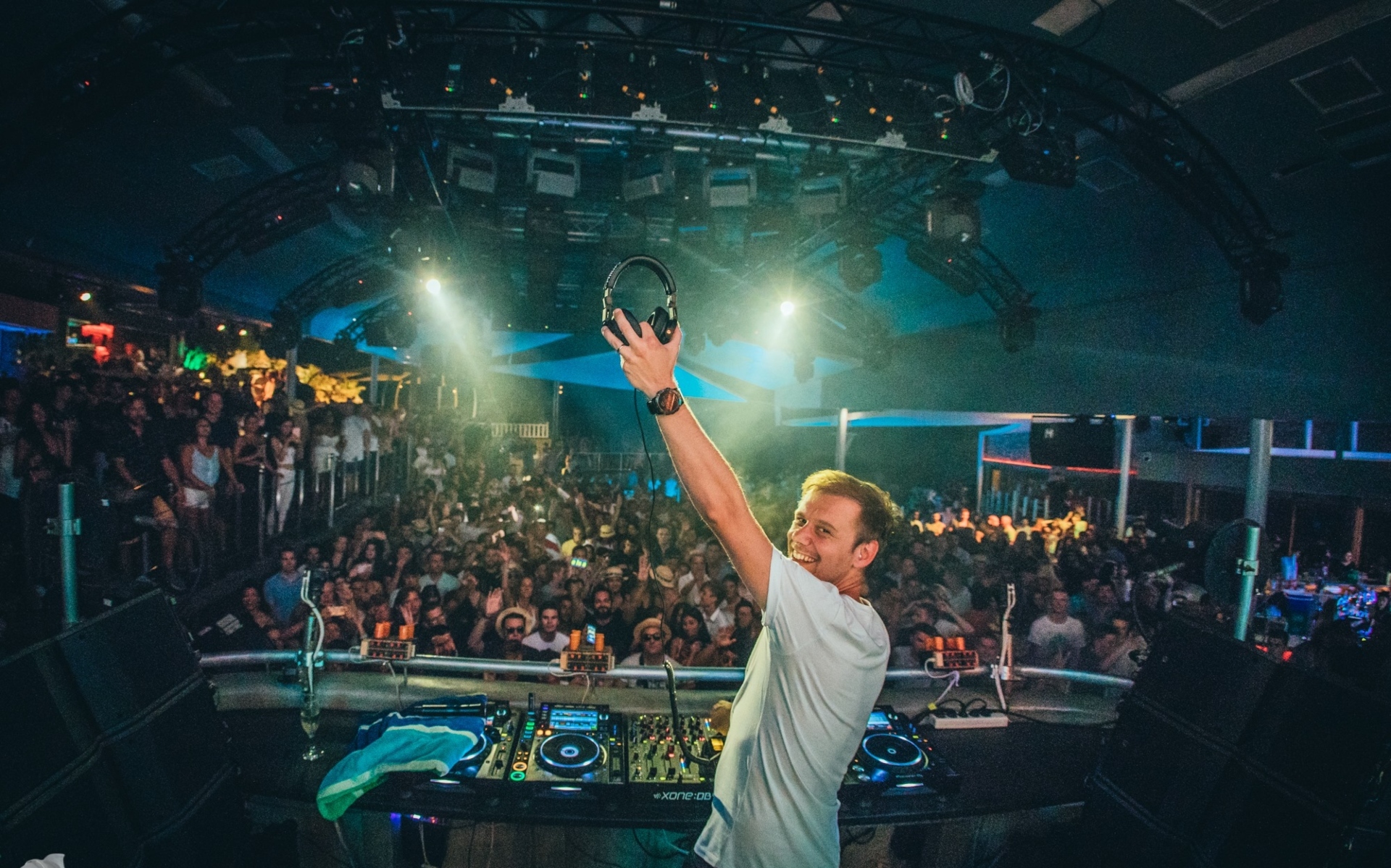 Cavo Paradiso: 15 super star DJs γράφουν στην Athens Voice για το club της Μυκόνου με αφορμή το ντοκιμαντέρ του Αντώνη Θεοχάρη Κιούκα