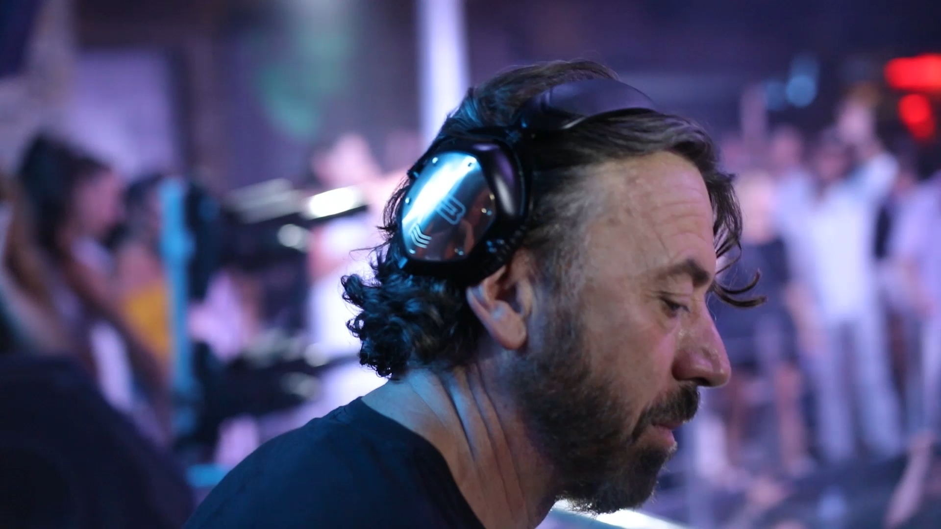 Cavo Paradiso: 15 super star DJs γράφουν στην Athens Voice για το club της Μυκόνου με αφορμή το ντοκιμαντέρ του Αντώνη Θεοχάρη Κιούκα