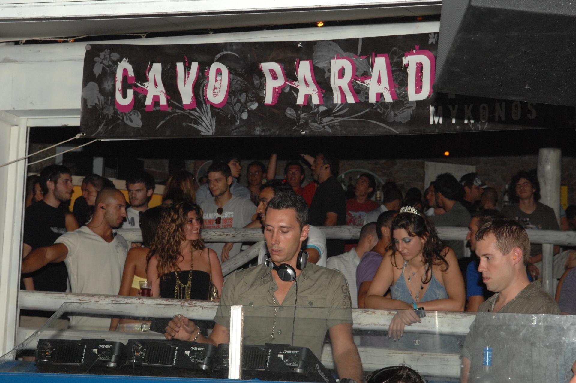 Cavo Paradiso: 15 super star DJs γράφουν στην Athens Voice για το club της Μυκόνου με αφορμή το ντοκιμαντέρ του Αντώνη Θεοχάρη Κιούκα