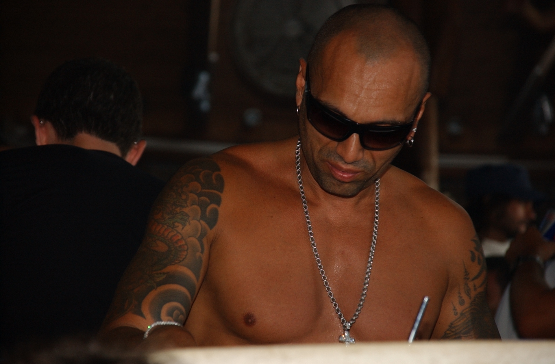 Cavo Paradiso: 15 super star DJs γράφουν στην Athens Voice για το club της Μυκόνου με αφορμή το ντοκιμαντέρ του Αντώνη Θεοχάρη Κιούκα