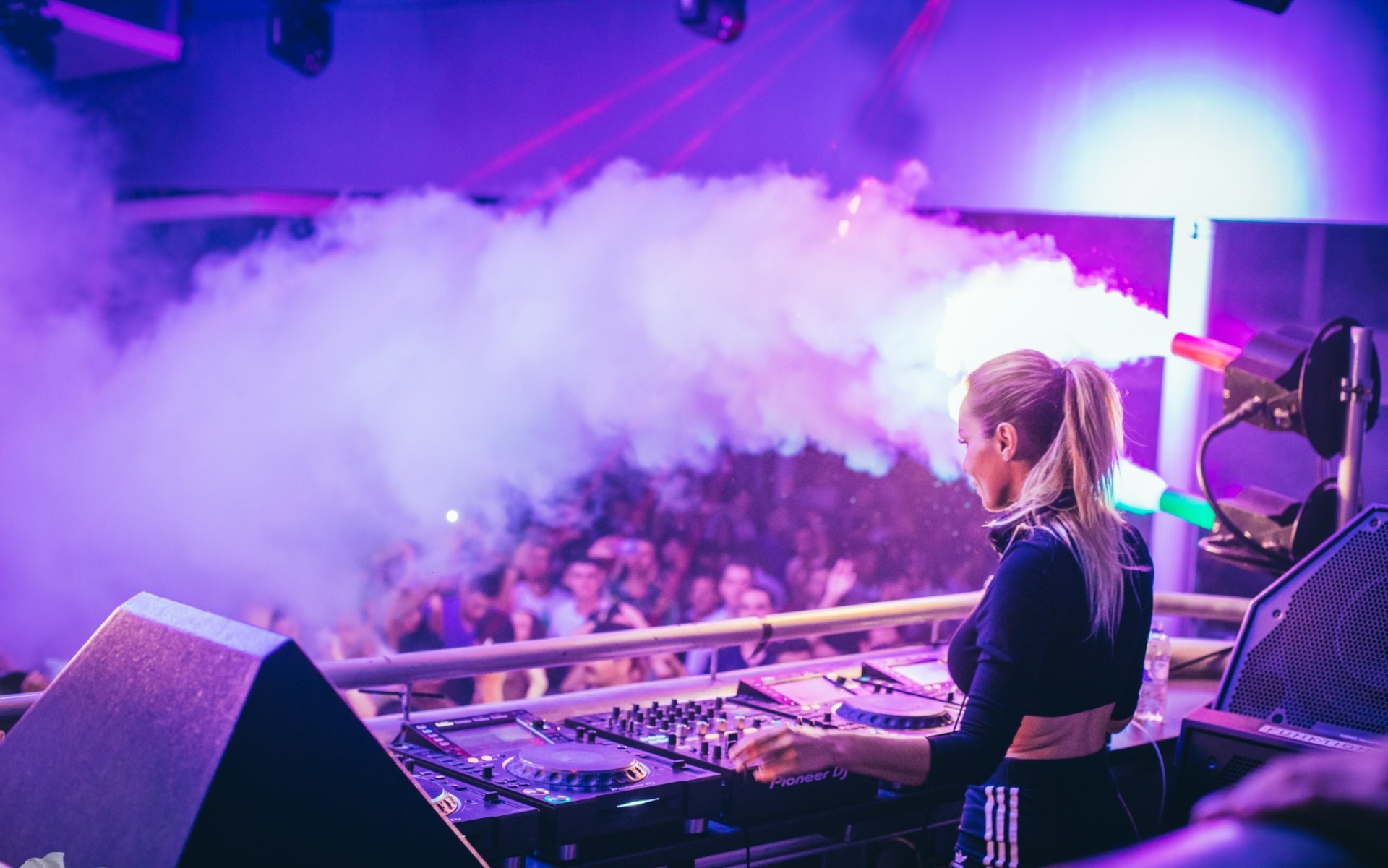 Cavo Paradiso: 15 super star DJs γράφουν στην Athens Voice για το club της Μυκόνου με αφορμή το ντοκιμαντέρ του Αντώνη Θεοχάρη Κιούκα