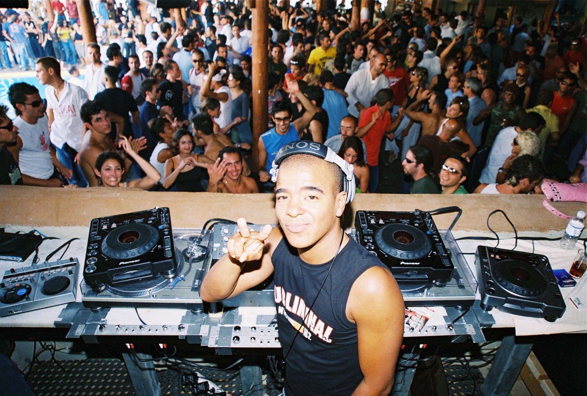 Cavo Paradiso: 15 super star DJs γράφουν στην Athens Voice για το club της Μυκόνου με αφορμή το ντοκιμαντέρ του Αντώνη Θεοχάρη Κιούκα