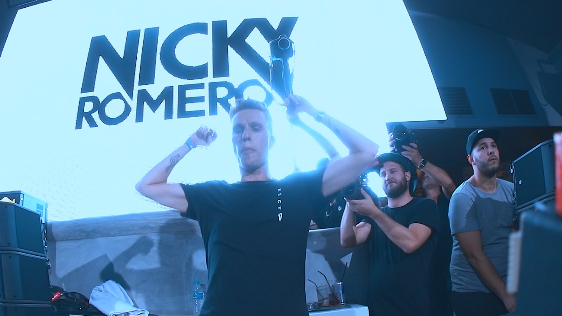 Cavo Paradiso: 15 super star DJs γράφουν στην Athens Voice για το club της Μυκόνου με αφορμή το ντοκιμαντέρ του Αντώνη Θεοχάρη Κιούκα