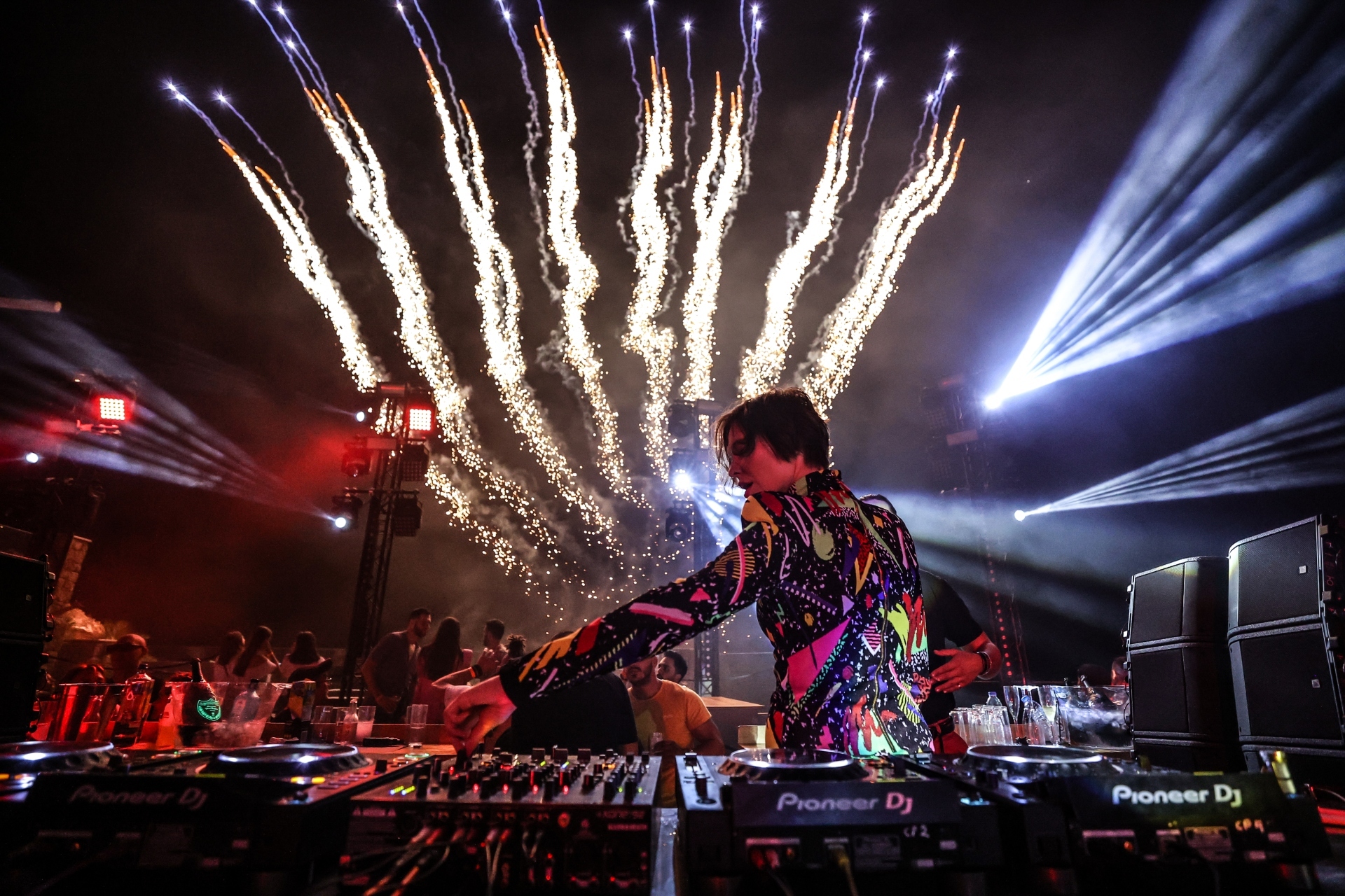 Cavo Paradiso: 15 super star DJs γράφουν στην Athens Voice για το club της Μυκόνου με αφορμή το ντοκιμαντέρ του Αντώνη Θεοχάρη Κιούκα