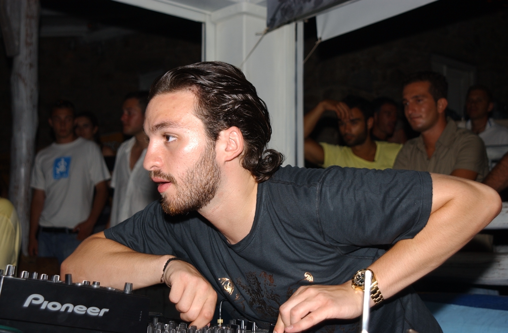 Cavo Paradiso: 15 super star DJs γράφουν στην Athens Voice για το club της Μυκόνου με αφορμή το ντοκιμαντέρ του Αντώνη Θεοχάρη Κιούκα