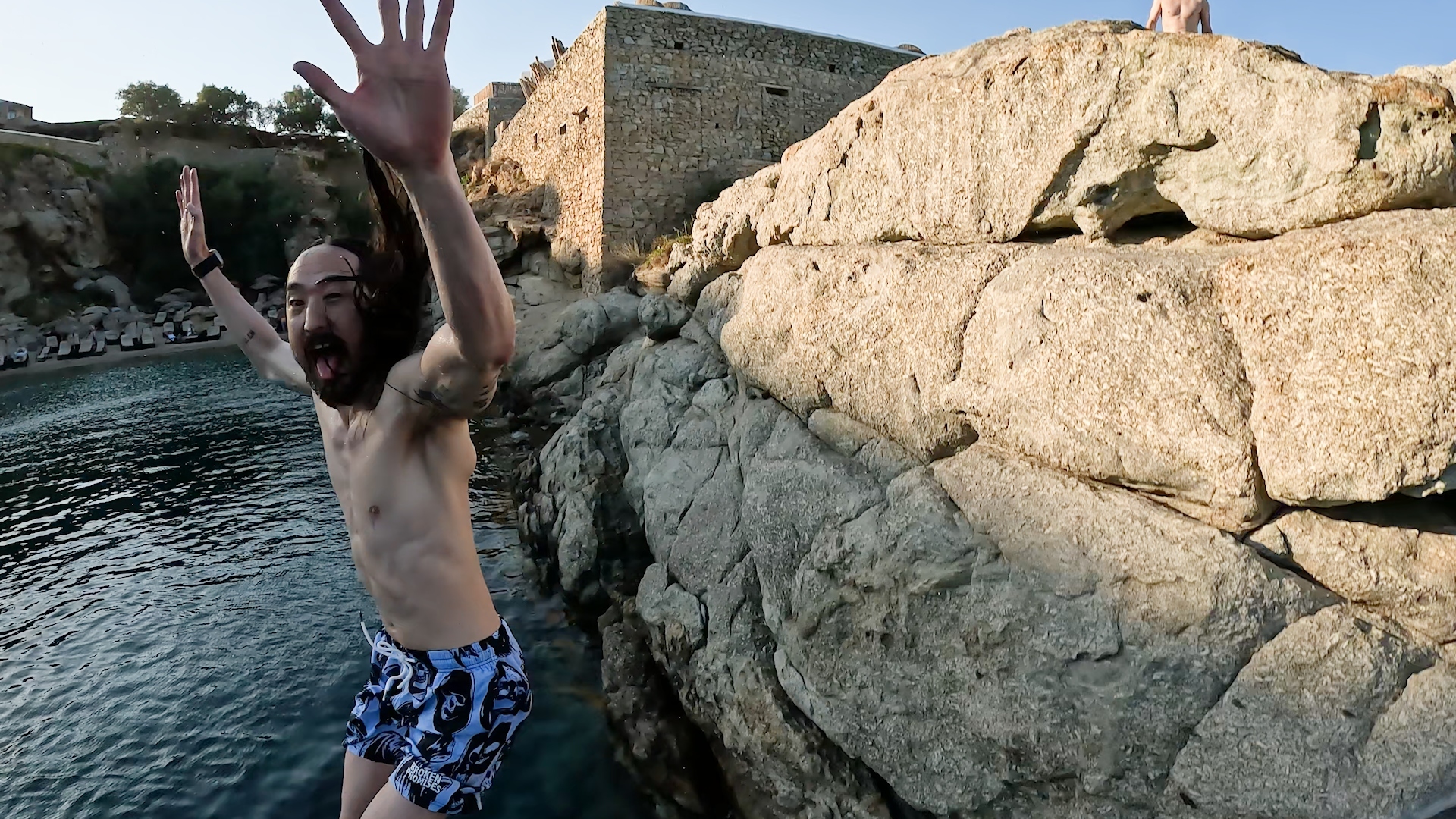 Cavo Paradiso: 15 super star DJs γράφουν στην Athens Voice για το club της Μυκόνου με αφορμή το ντοκιμαντέρ του Αντώνη Θεοχάρη Κιούκα