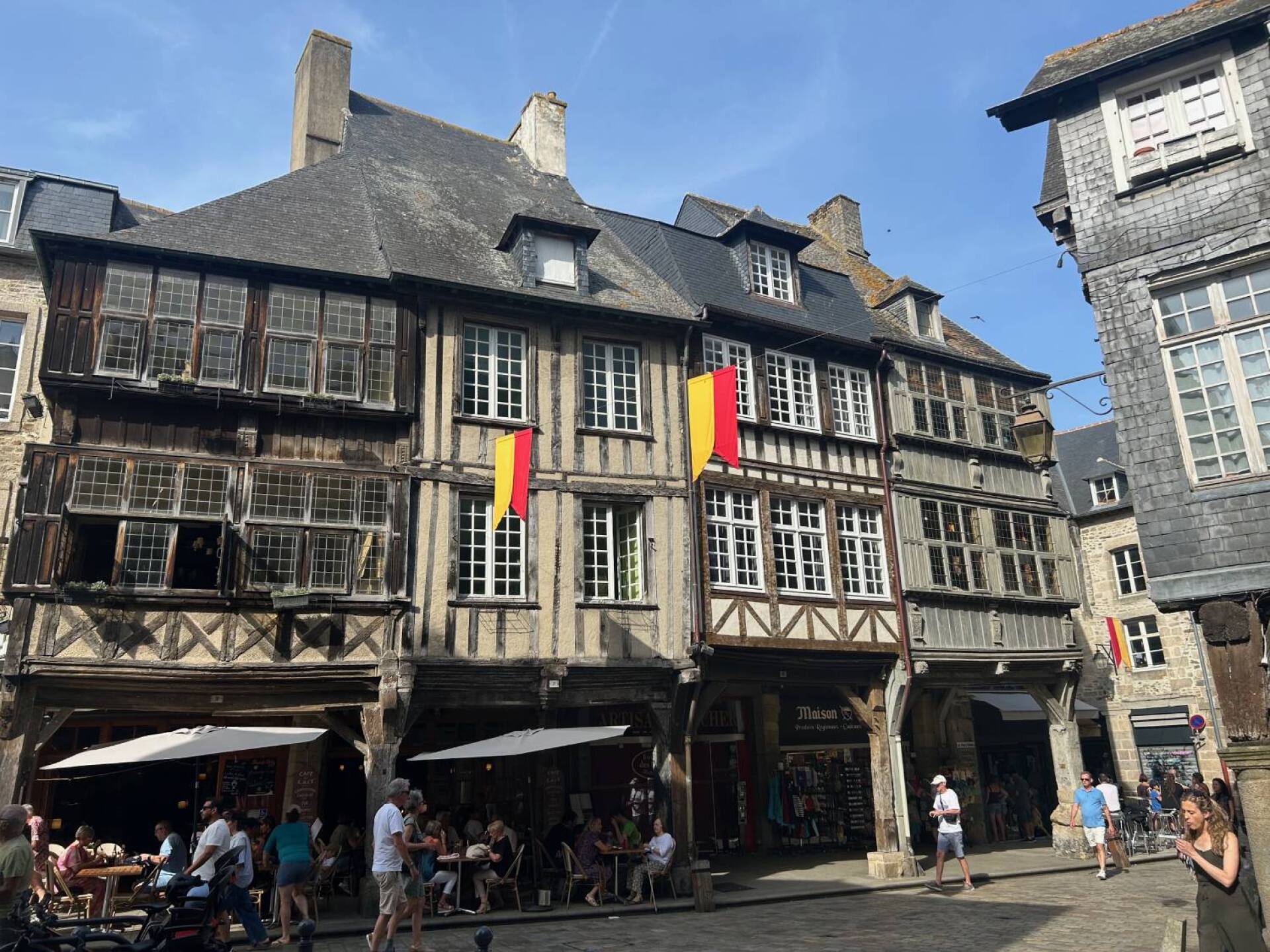 Στη μεσαιωνική πόλη του Ντινάν