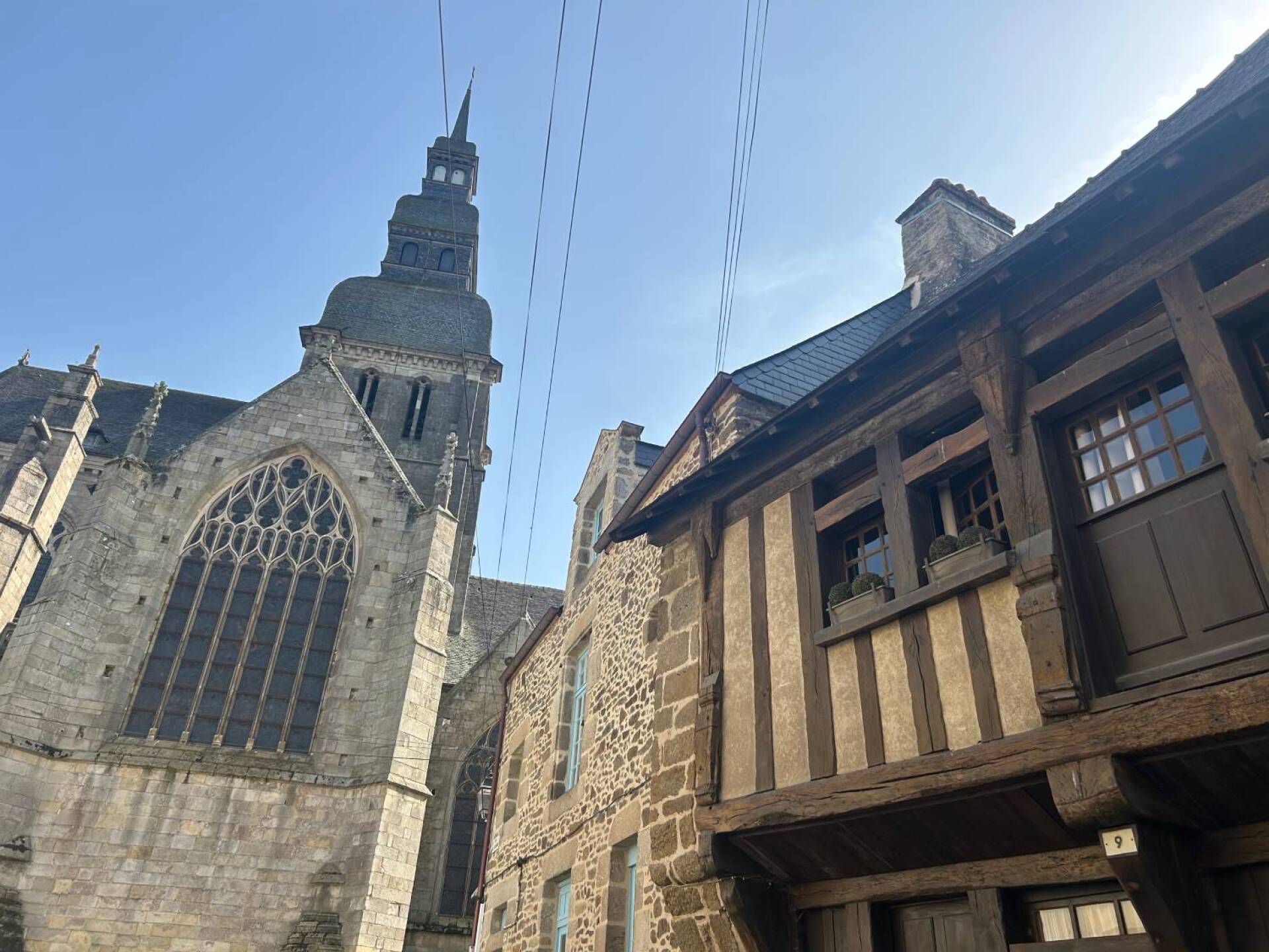 Στη μεσαιωνική πόλη του Ντινάν