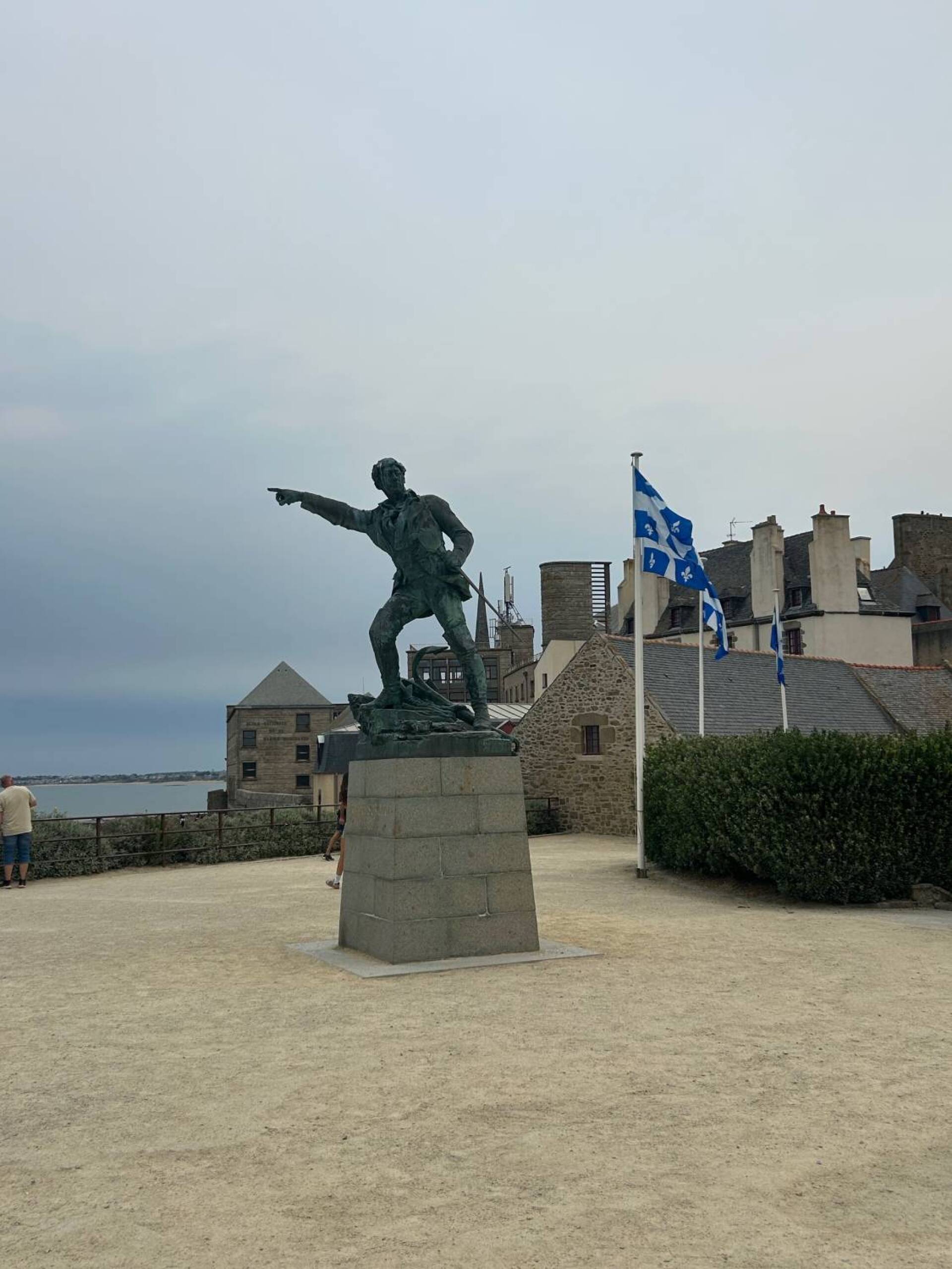 Η πλατεία Κεμπέκ στο Σαιντ Μαλό. Περιέργως, αντί για το άγαλμα του Ζακ Καρτιέ, εδώ βρίσκεται το άγαλμα του κουρσάρου Ρομπέρ Σιρκούφ, που κυριάρχησε στον Ινδικό Ωκεανό απέναντι στους Άγγλους κατά τη διάρκεια της Γαλλικής Επανάστασης και των Ναπολεόντειων πολέμων.