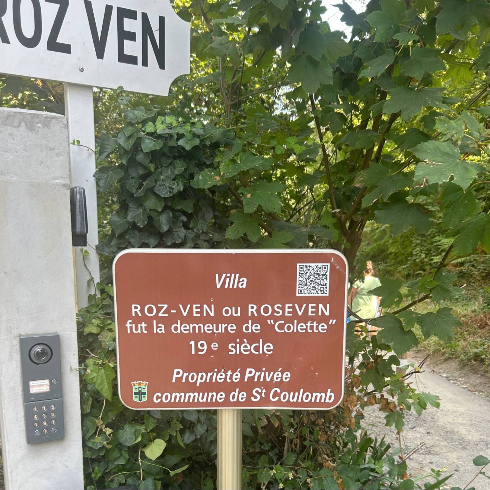 Κατεβαίνοντας στην παραλία Touesse  από το καταφύγιο της Κολέτ, Roz Ven