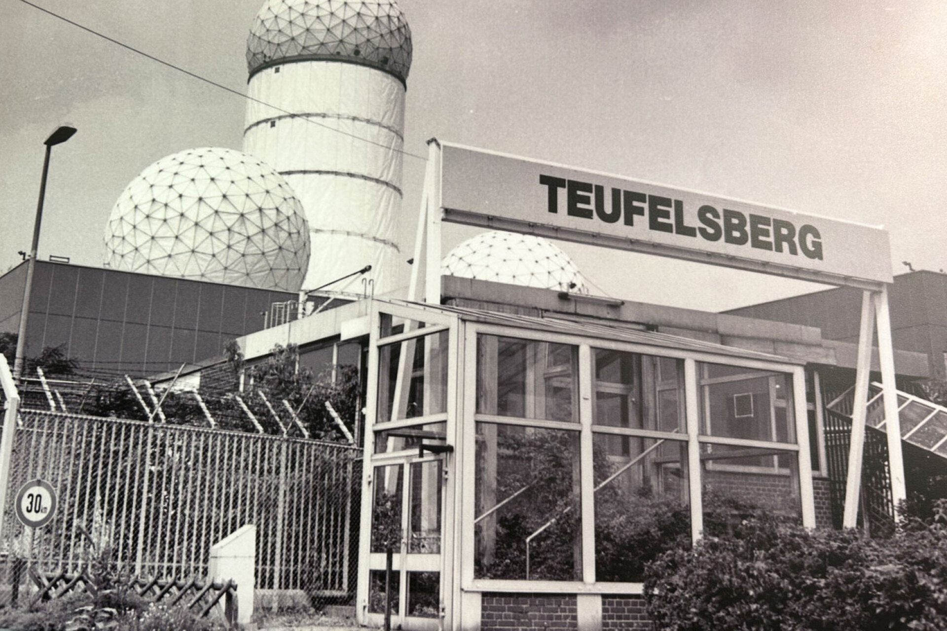 Μια ιστορική φωτογραφία που δείχνει το Teufelsberg την εποχή του Ψυχρού Πολέμου, όταν λειτουργούσε ως σταθμός υποκλοπών των Αμερικανών και των Βρετανών