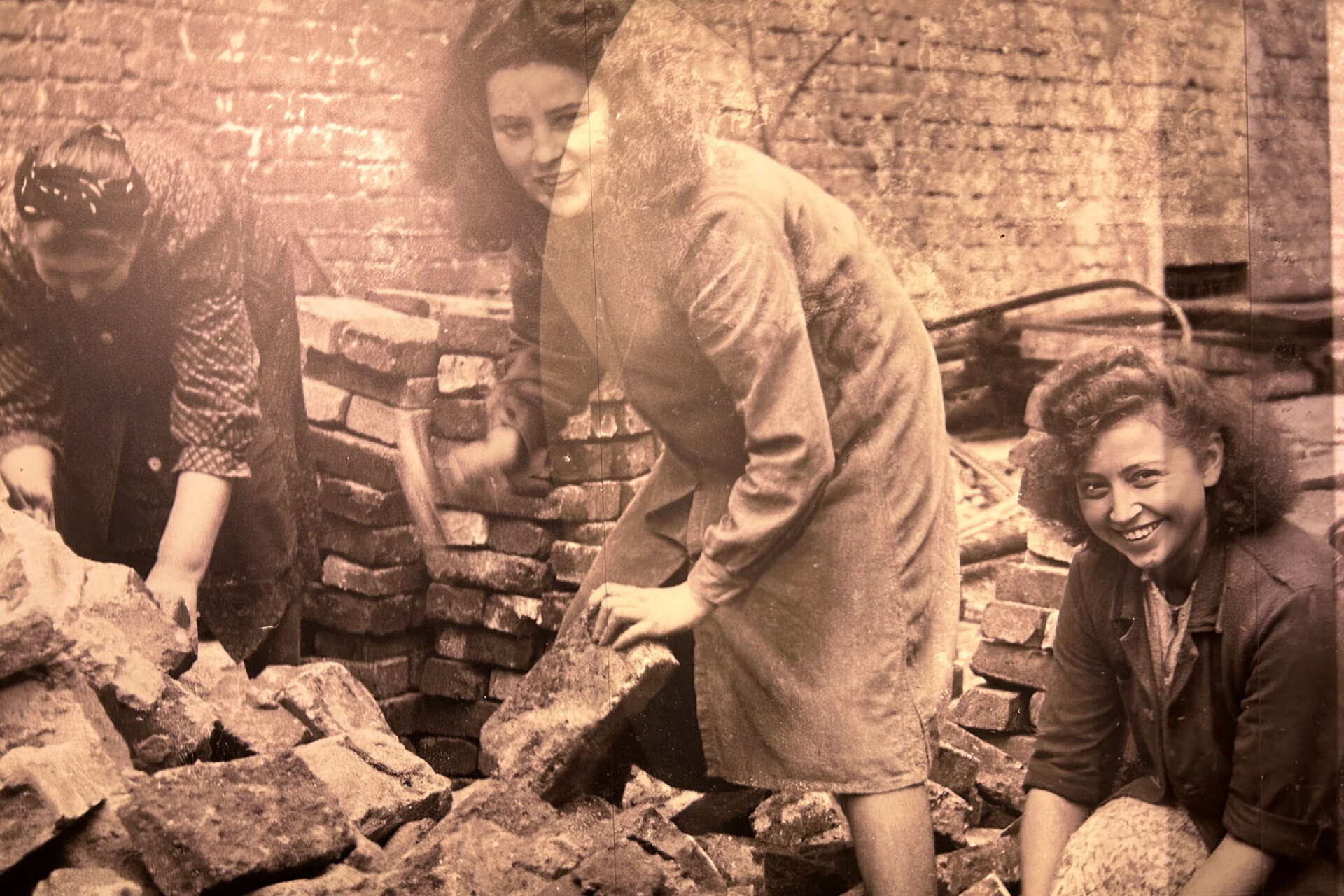 Οι «Γυναίκες των Ερειπίων», με τα χέρια και τα σφυριά τους μάζευαν τα χαλάσματα του κατεστραμμένου Βερολίνου, δίνοντας ξανά ζωή στην πόλη μέσα από τα ερείπια