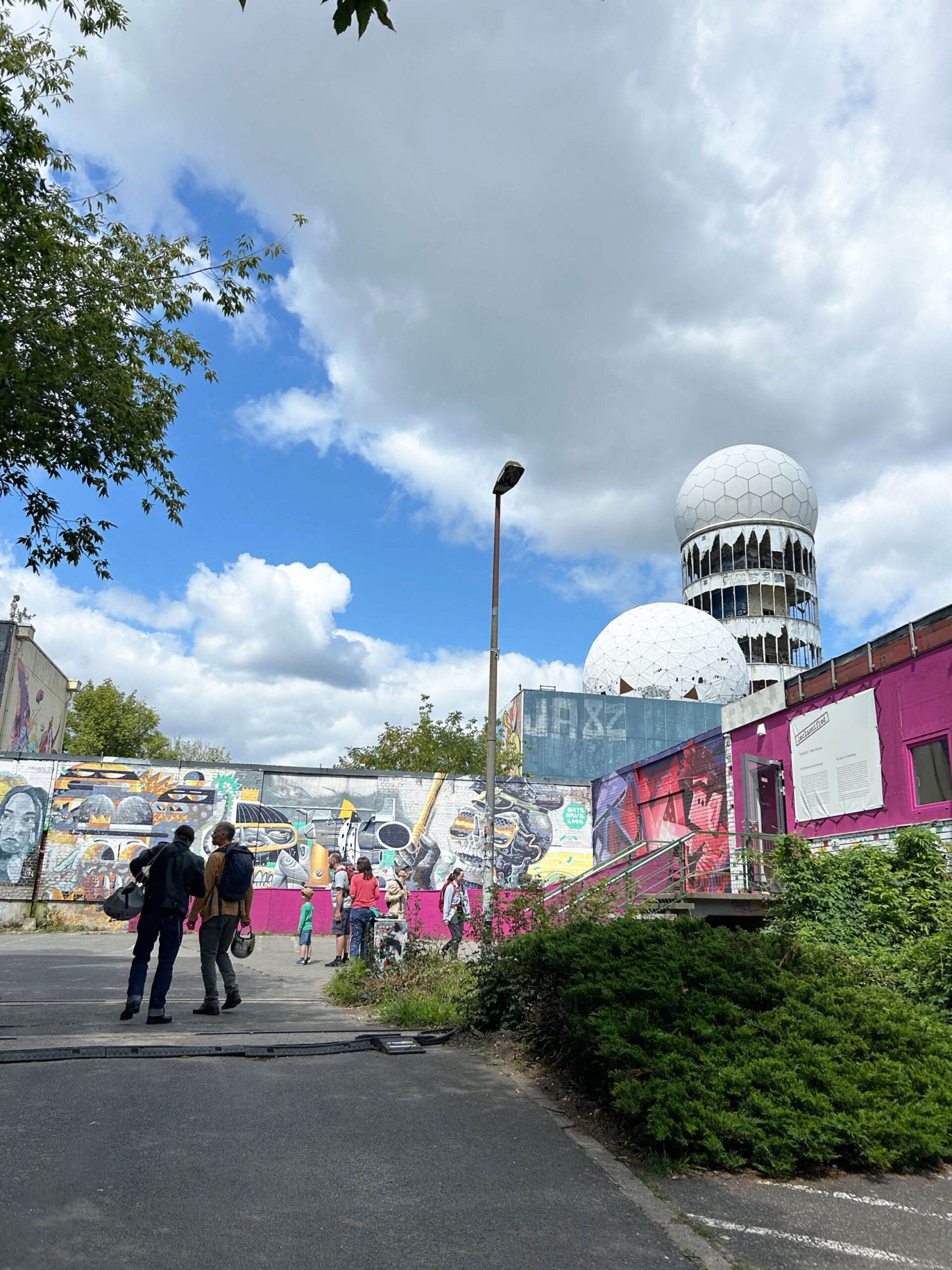 Στην κορυφή του Teufelsberg, οι εγκαταλελειμμένοι θόλοι ραντάρ έχουν μεταμορφωθεί σε πολύχρωμο καμβά, εκεί όπου κάποτε κρυφάκουγαν την Ανατολή