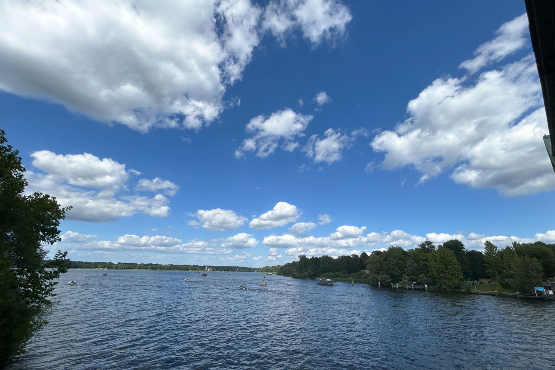 Ο ποταμός Χάβελ σήμερα είναι γεμάτος βάρκες και ηρεμία∙ δύσκολο να πιστέψεις ότι εδώ περνούσε κάποτε το πιο σκληρό σύνορο του Ψυχρού Πολέμου