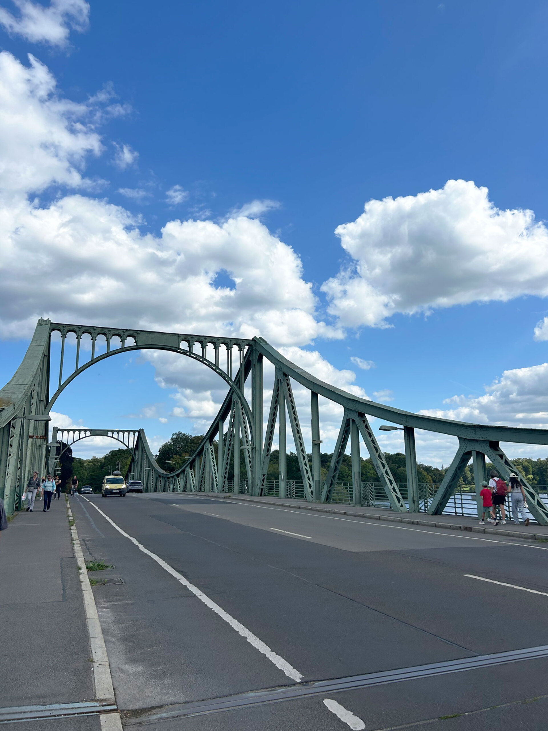 Η Glienicker Brücke, γνωστή ως «Γέφυρα των Κατασκόπων», όπου στον Ψυχρό Πόλεμο έγιναν οι πιο διάσημες ανταλλαγές πρακτόρων ανάμεσα σε Ανατολή και Δύση