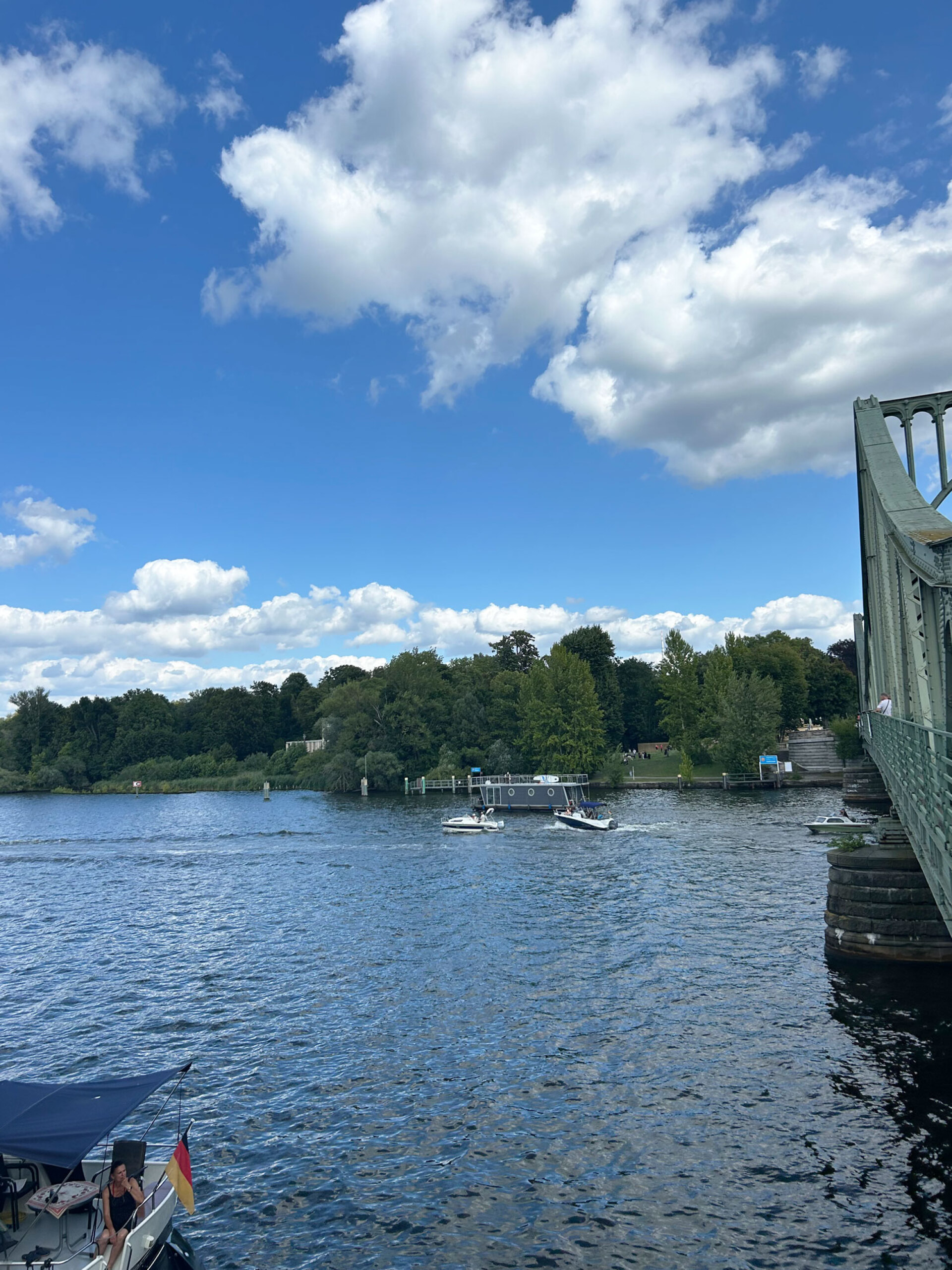 Η θέα από τη «Γέφυρα των Κατασκόπων» πάνω από τον ποταμό Χάβελ∙ άλλοτε σύνορο Ανατολής–Δύσης, σήμερα τόπος περιπάτου και ηρεμίας