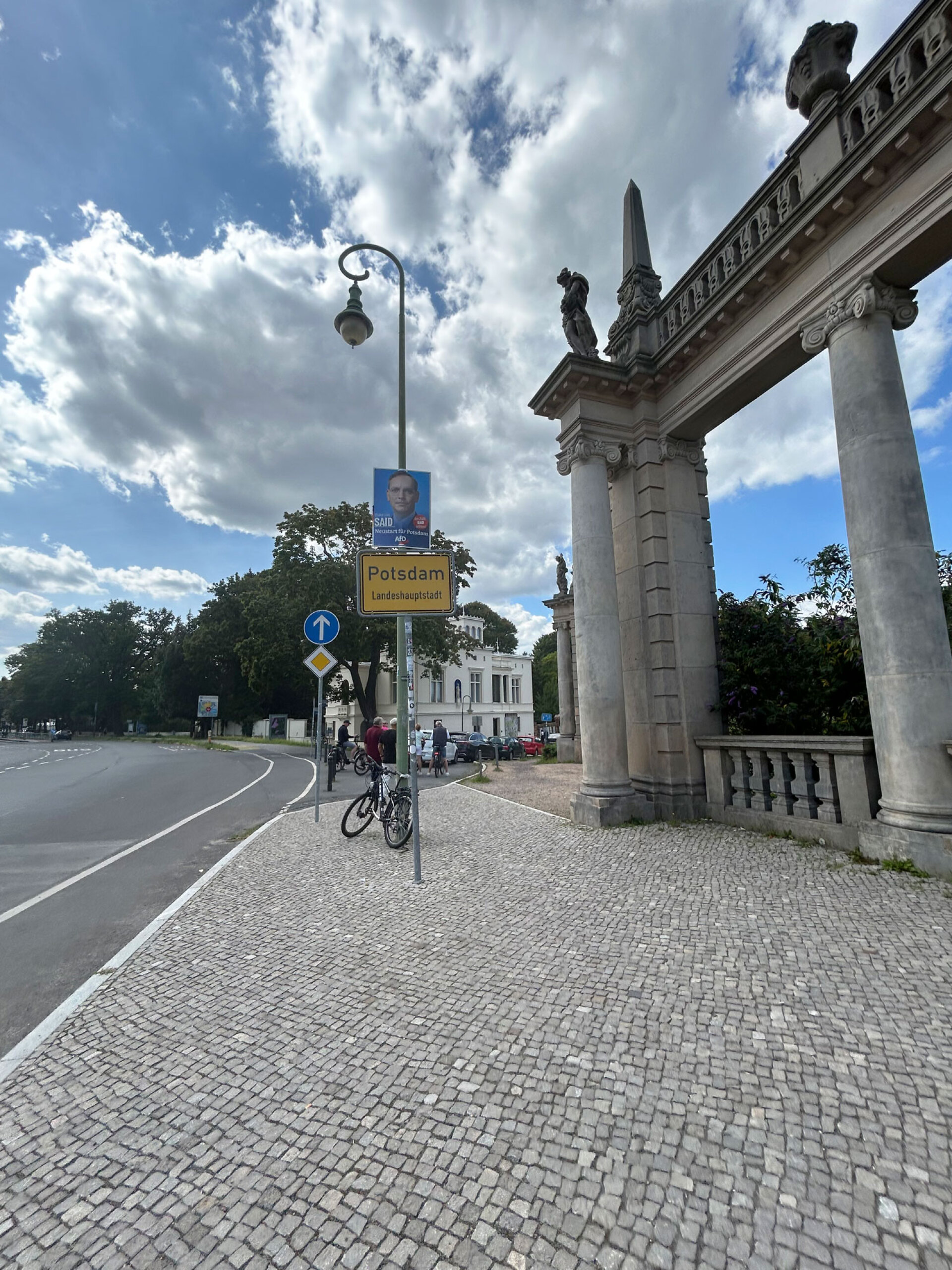 Η είσοδος στο Πότσνταμ, πόλη-σύμβολο με ανάκτορα, κήπους και το Cecilienhof όπου έγινε η διάσκεψη του 1945