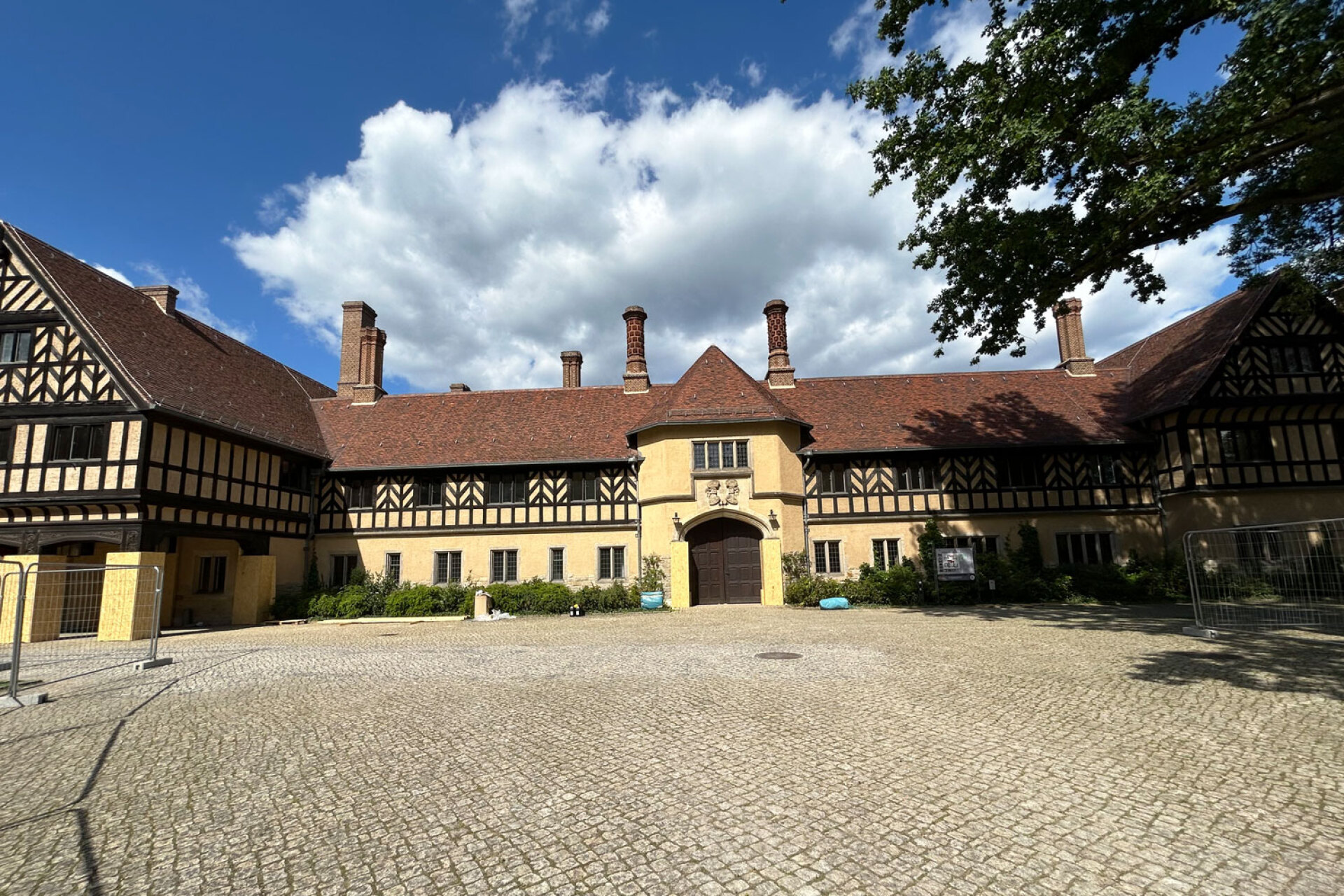 Στο Schloss Cecilienhof οι νικητές του Β΄ Παγκοσμίου συναντήθηκαν το 1945. Εδώ μοιράστηκε η Γερμανία και χαράχτηκαν οι γραμμές του Ψυχρού Πολέμου