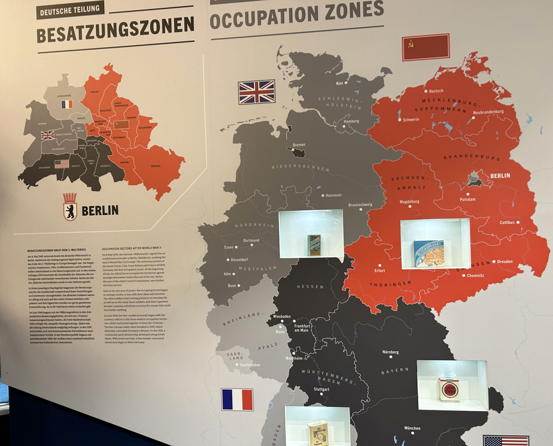 Στο DDR Museum, χάρτης που δείχνει πώς χωρίστηκε η Γερμανία μετά τον πόλεμο. Στο κόκκινο η Σοβιετική ζώνη, στο γκρι οι δυτικές. Και στη μέση, το Βερολίνο, μια πόλη-νησί μοιρασμένη στα τέσσερα