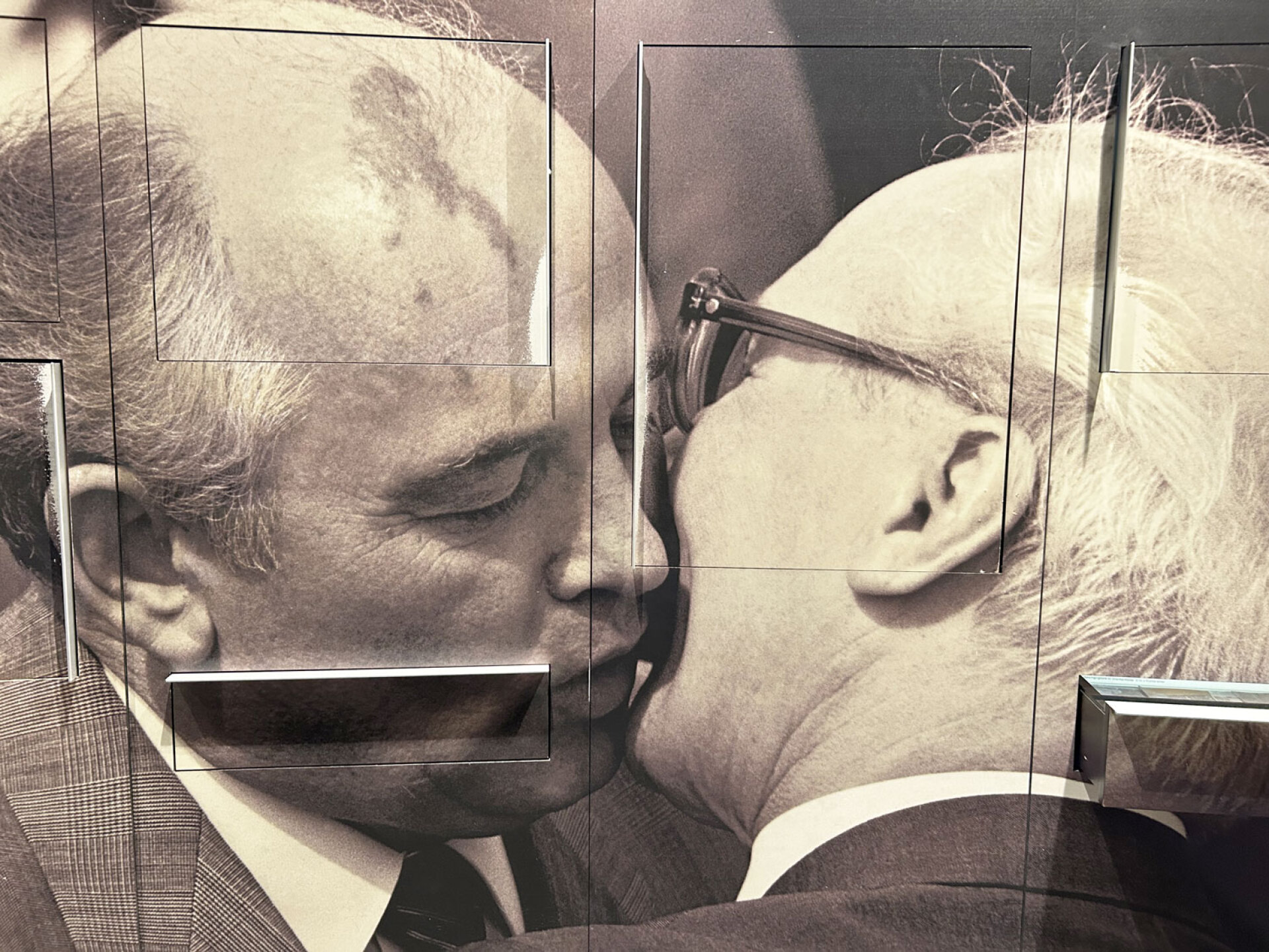 Το περίφημο «φιλί» Χόνεκερ–Γκορμπατσόφ: Μια χειρονομία αδελφοσύνης που έγινε σύμβολο μιας εποχής, και αργότερα γκράφιτι στο East Side Gallery με τον σαρκαστικό τίτλο «Θεέ μου, βοήθησέ με να επιβιώσω από αυτή την θανατηφόρα αγάπη»