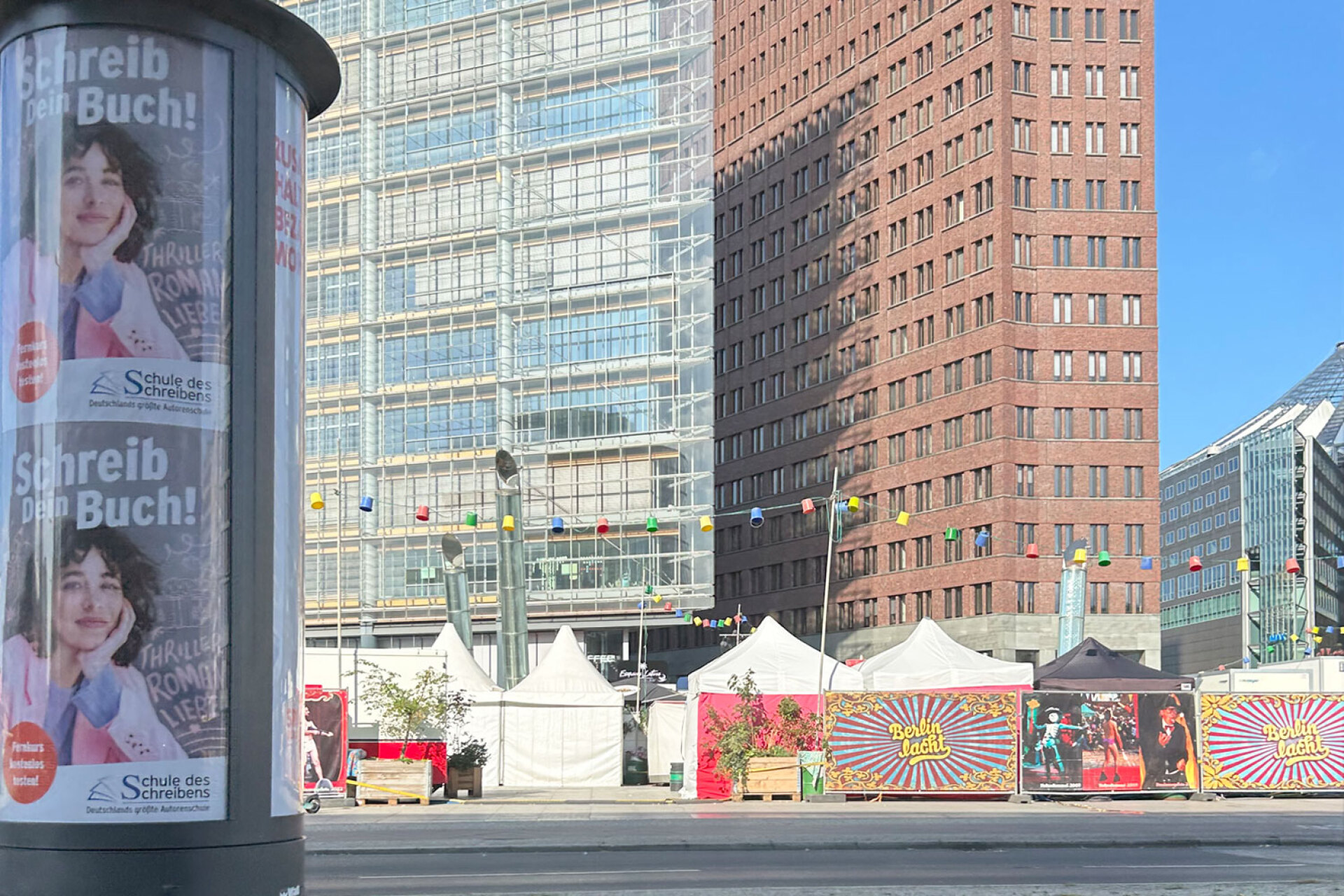 Potsdamer Platz, εκεί όπου κάποτε απλωνόταν το Τείχος, σήμερα υψώνονται γυάλινοι ουρανοξύστες, και η πλατεία ζει ξανά με αγορές, φεστιβάλ και την Berlinale