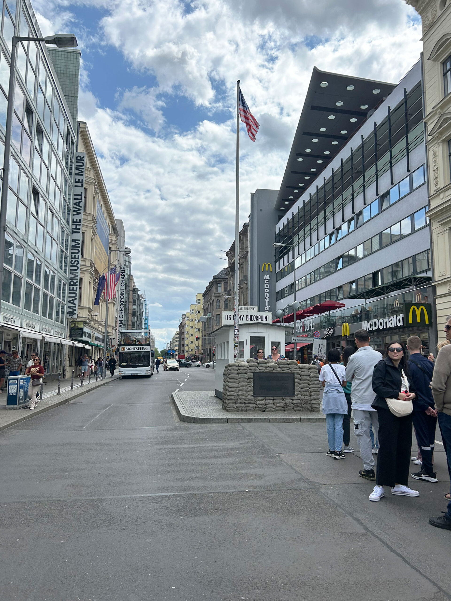 Checkpoint Charlie, εκεί όπου κάποτε στρατιώτες και τανκς στάθηκαν αντιμέτωπα στον Ψυχρό Πόλεμο, σήμερα στέκουν τουρίστες στη σειρά για μια φωτογραφία