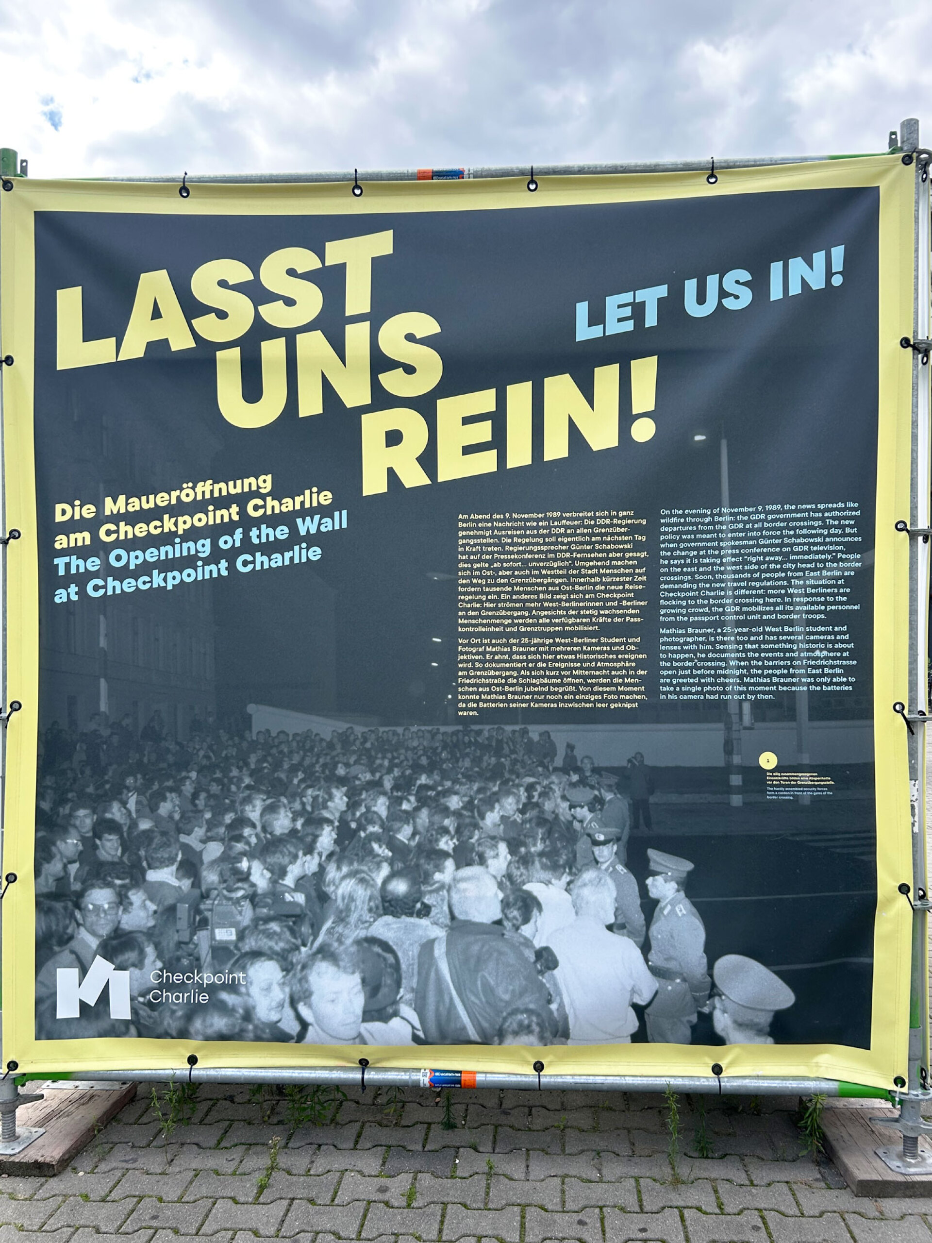 Checkpoint Charlie, υπαίθρια πινακίδα που θυμίζει τη νύχτα της 9ης Νοεμβρίου 1989, όταν χιλιάδες Ανατολικογερμανοί απαίτησαν να περάσουν ελεύθερα στη Δύση