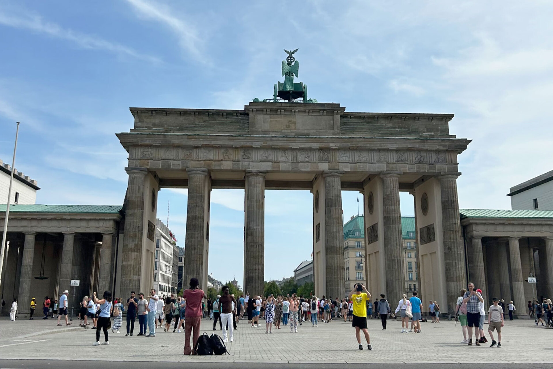 Η Πύλη του Βρανδεμβούργου, νεοκλασικό μνημείο του 18ου αιώνα, χτίστηκε σε νεοκλασικό ύφος, εμπνευσμένο από τα Προπύλαια της Ακρόπολης. Σήμερα το πιο αναγνωρίσιμο σύμβολο της ενωμένης Γερμανίας