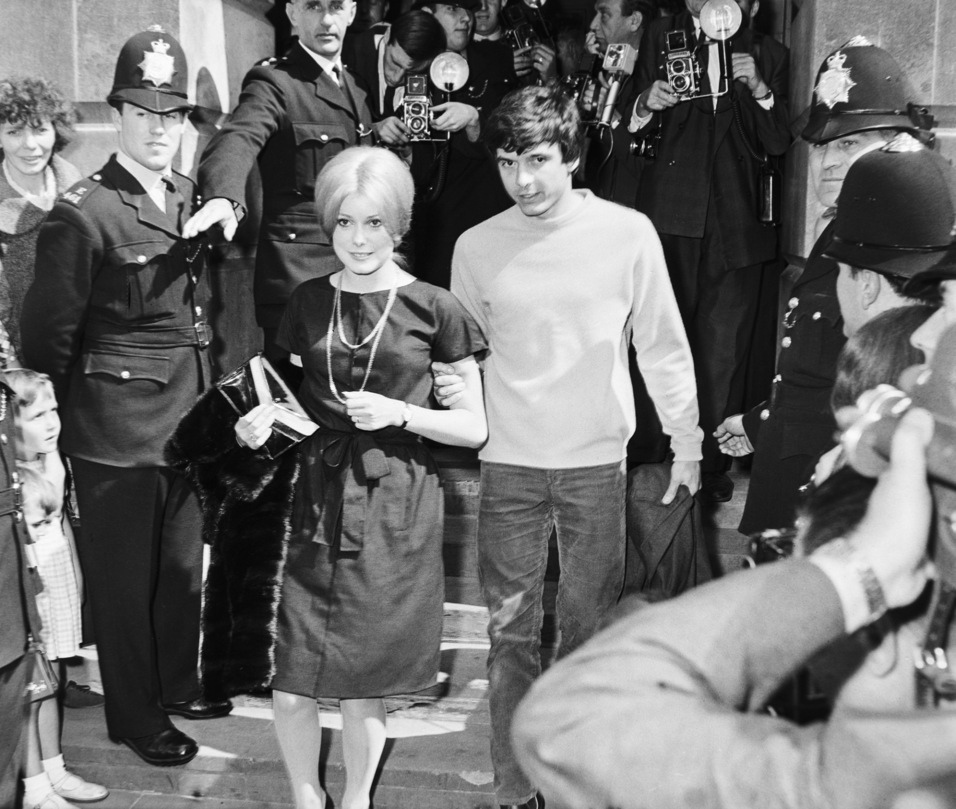 Η Catherine Deneuve με μαύρο νυφικό και ο φωτογράφος David Bailey την ημέρα του γάμου τους, έξω από την εκκλησία του St Pancras στο Λονδίνο  