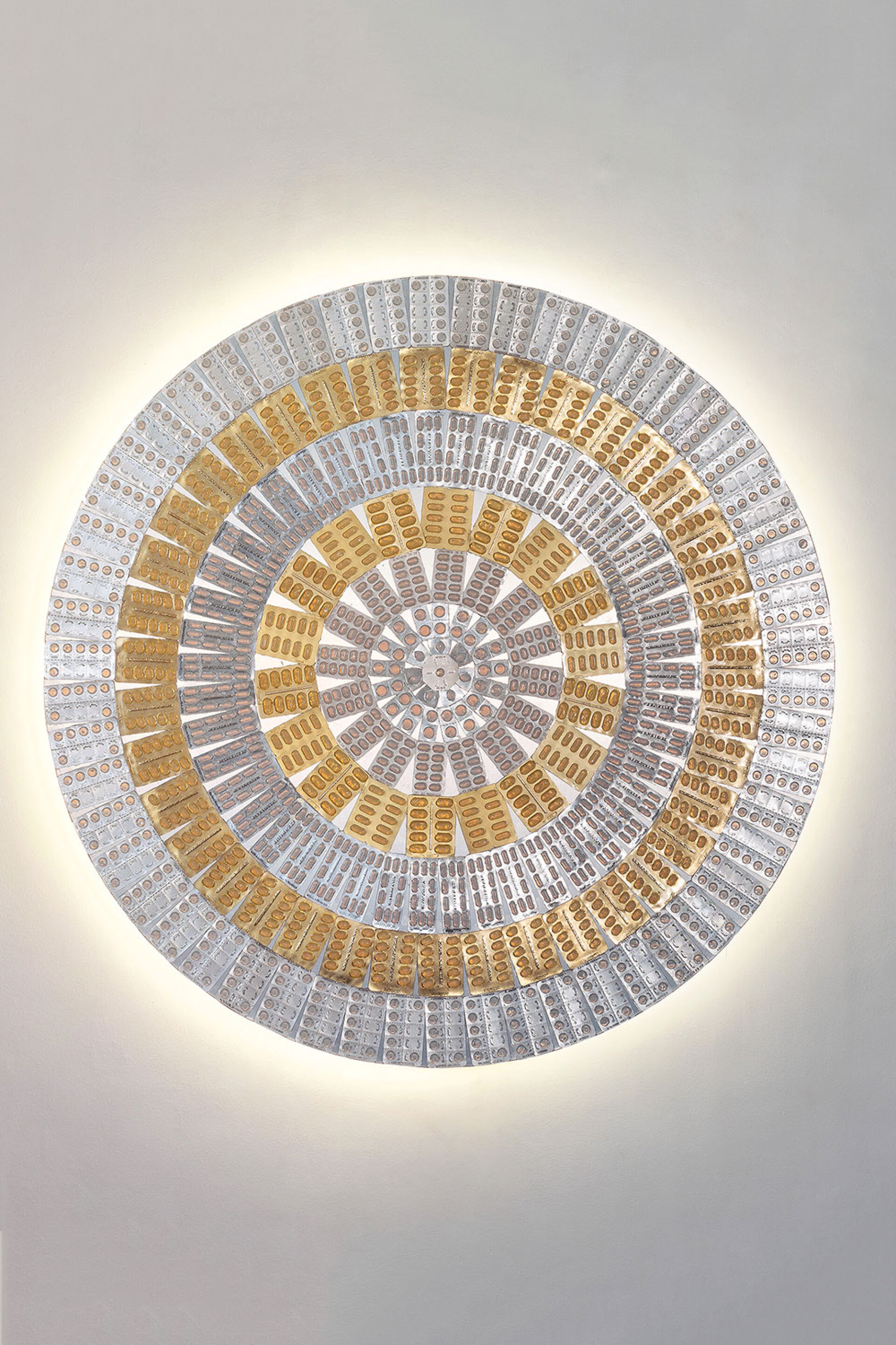 Πέγκυ Κλιάφα, «Armory shield gold / alchemy» © Χρίστος Φιλιππούσης