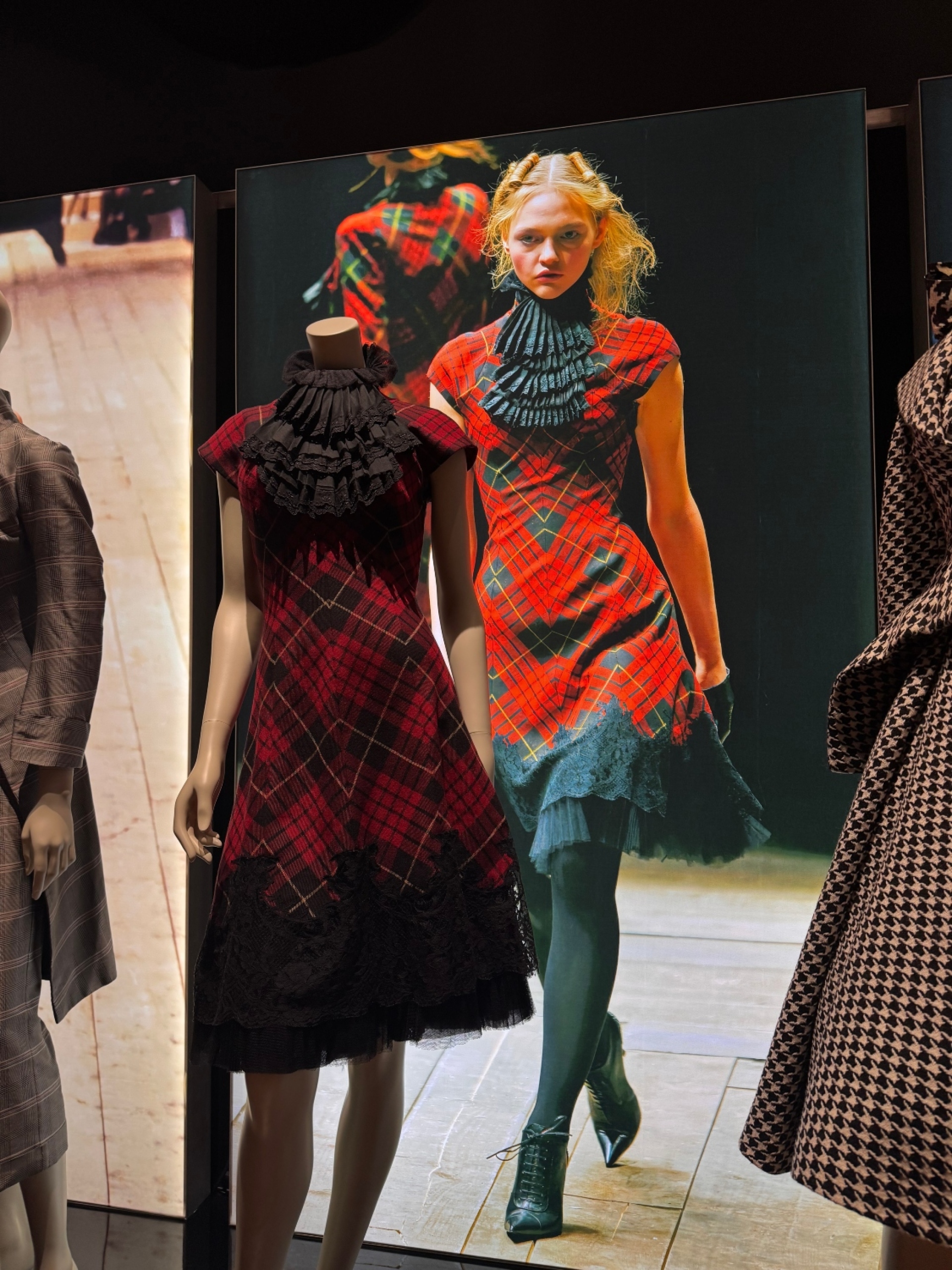 Δημιουργία ΜακΚουίν σε πασαρέλα FW 2006