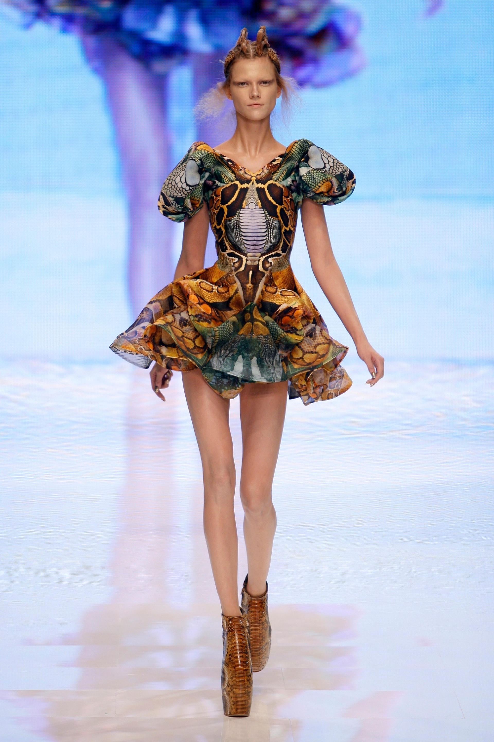 Δημιουργία ΜακΚουίν σε πασαρέλα SS 2010