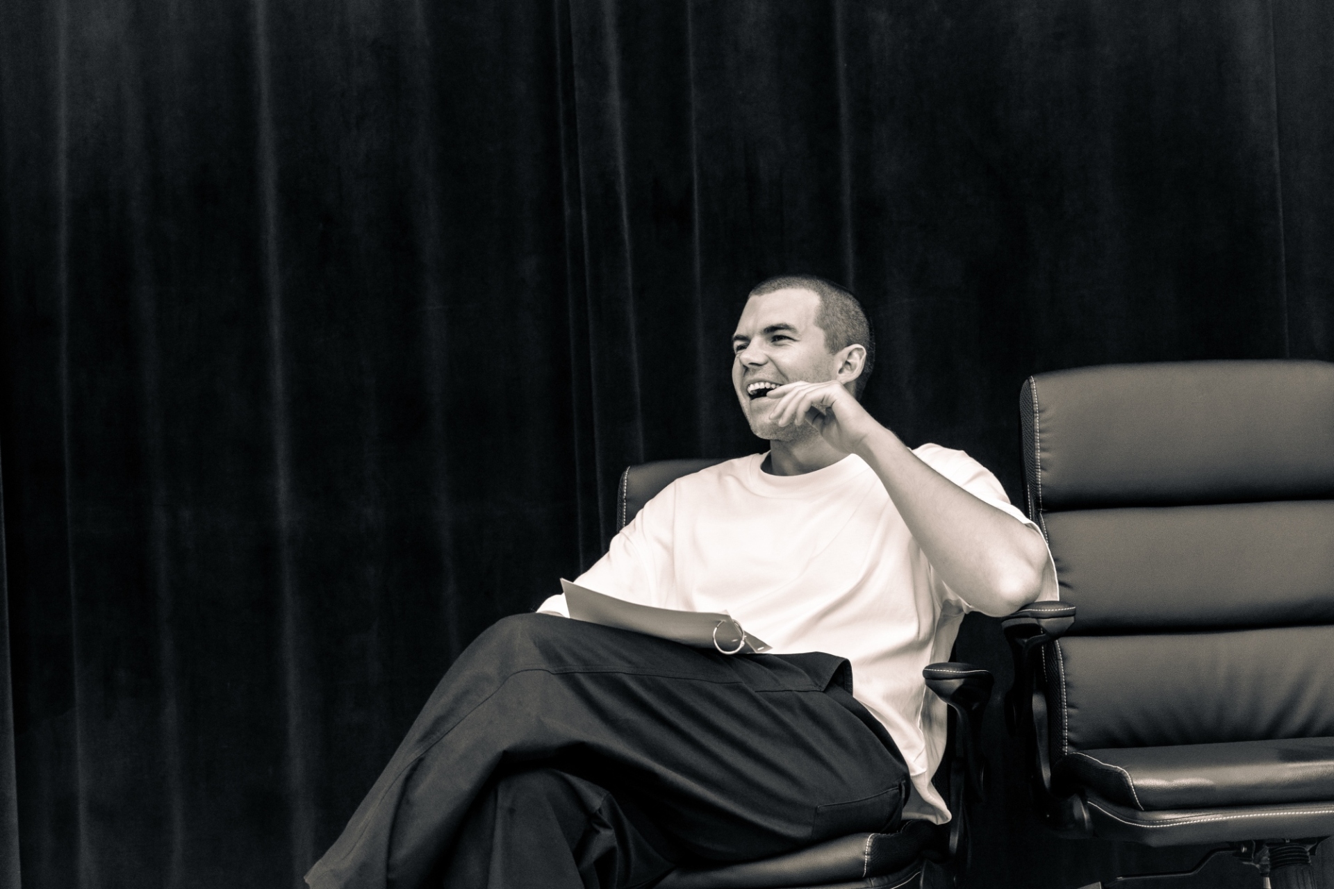 Ο Λουκ Νιούτον στον ρόλο του Αλεξάντερ ΜακΚουίν 